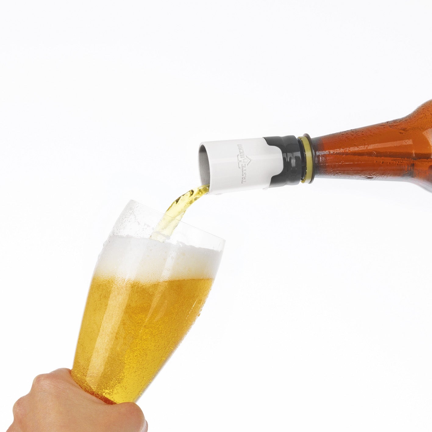 Bier-Aufbereiter im Einsatz, frisch gezapftes Bier fließt durch spezielle Siebstruktur, Bild 10 quadratisch 1417x1417px
