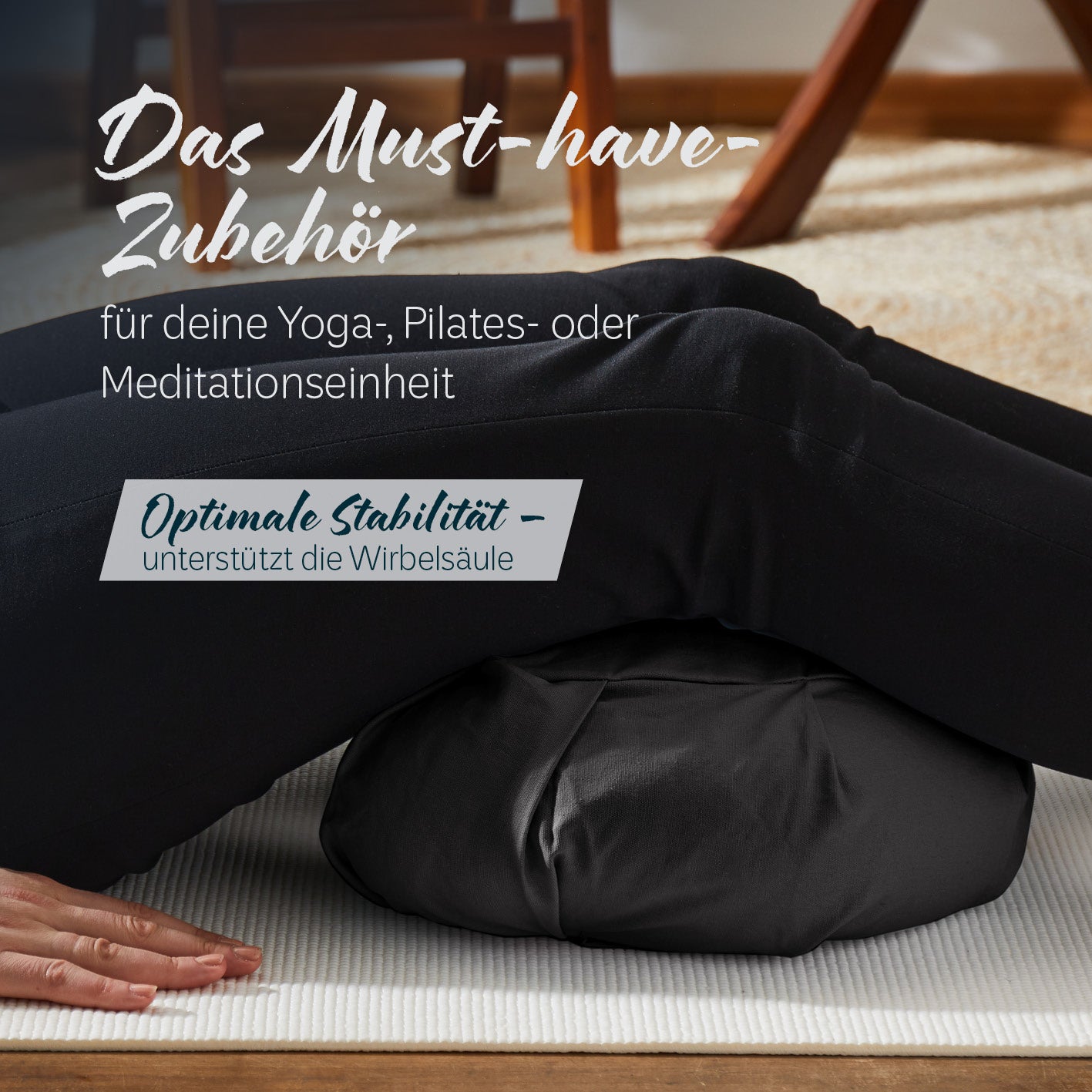 Yoga-Kissen Ganesh in Schwarz, Halbmondform, gefüllt mit Bio-Dinkelspelz, unterstützt Meditation und Pilates durch optimale Stabilität.