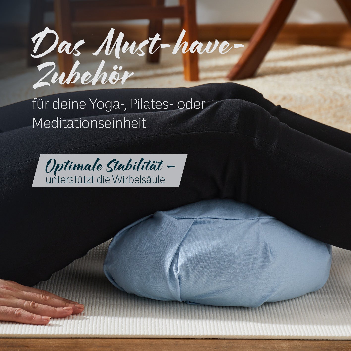 Person sitzt auf hellblauem Yoga-Kissen Ganesh Halbmond, unterstützt Wirbelsäule bei Yoga, Pilates oder Meditation.