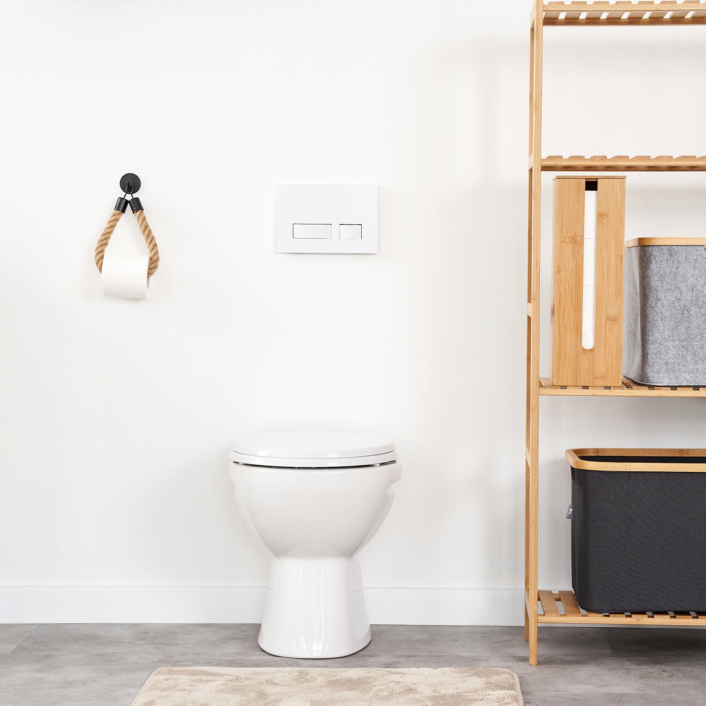 Toilettenpapier-Aufbewahrung "Maria" - Bambus neben Toilette und Regal sorgt für ordentliche, nachhaltige WC-Rollen-Aufbewahrung im Bad.