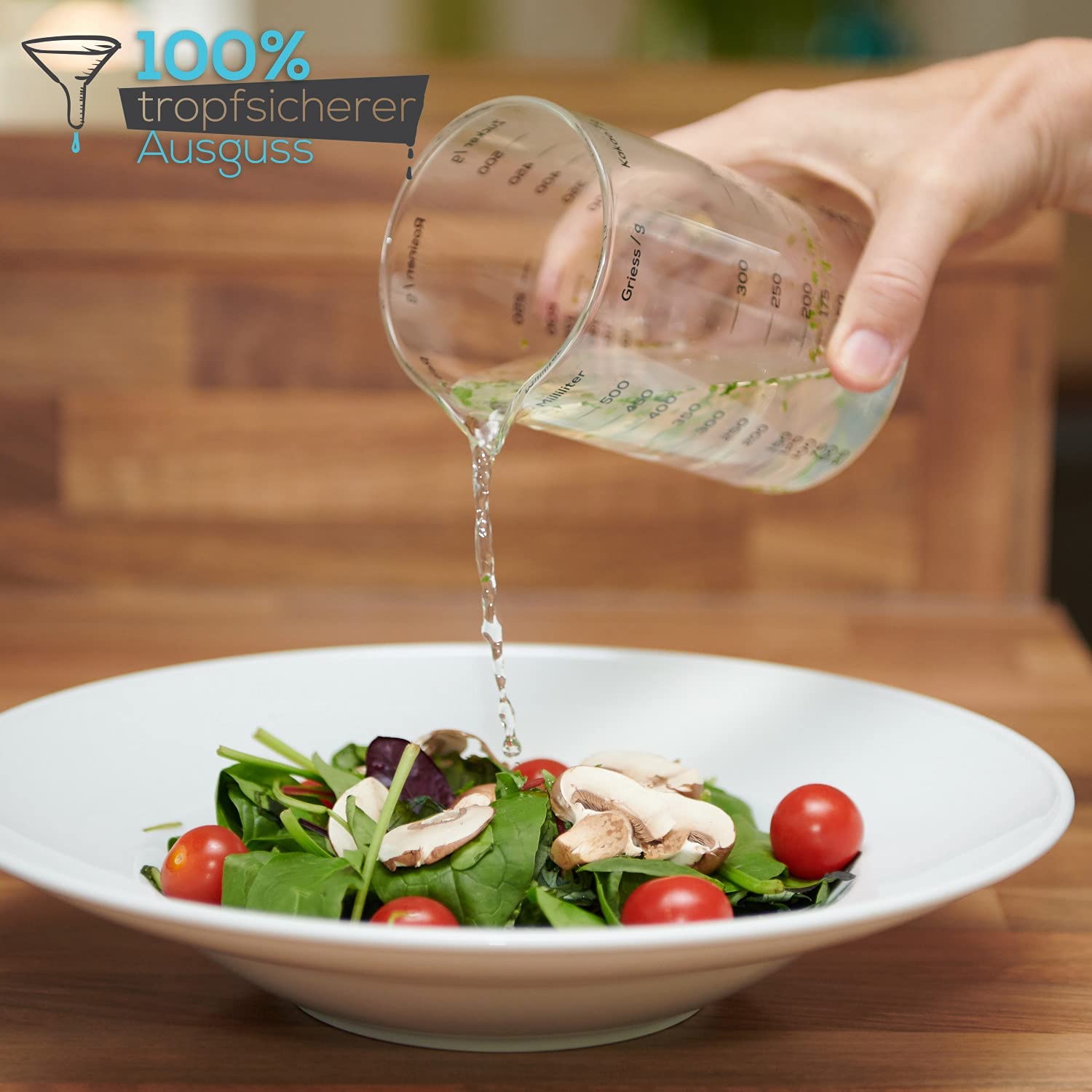 Messbecher - Glas - 1 L & 500 ml - 2er Set zeigt tropfsicheres Ausgießen von Flüssigkeit in einen Salat, Hand hält den Messbecher