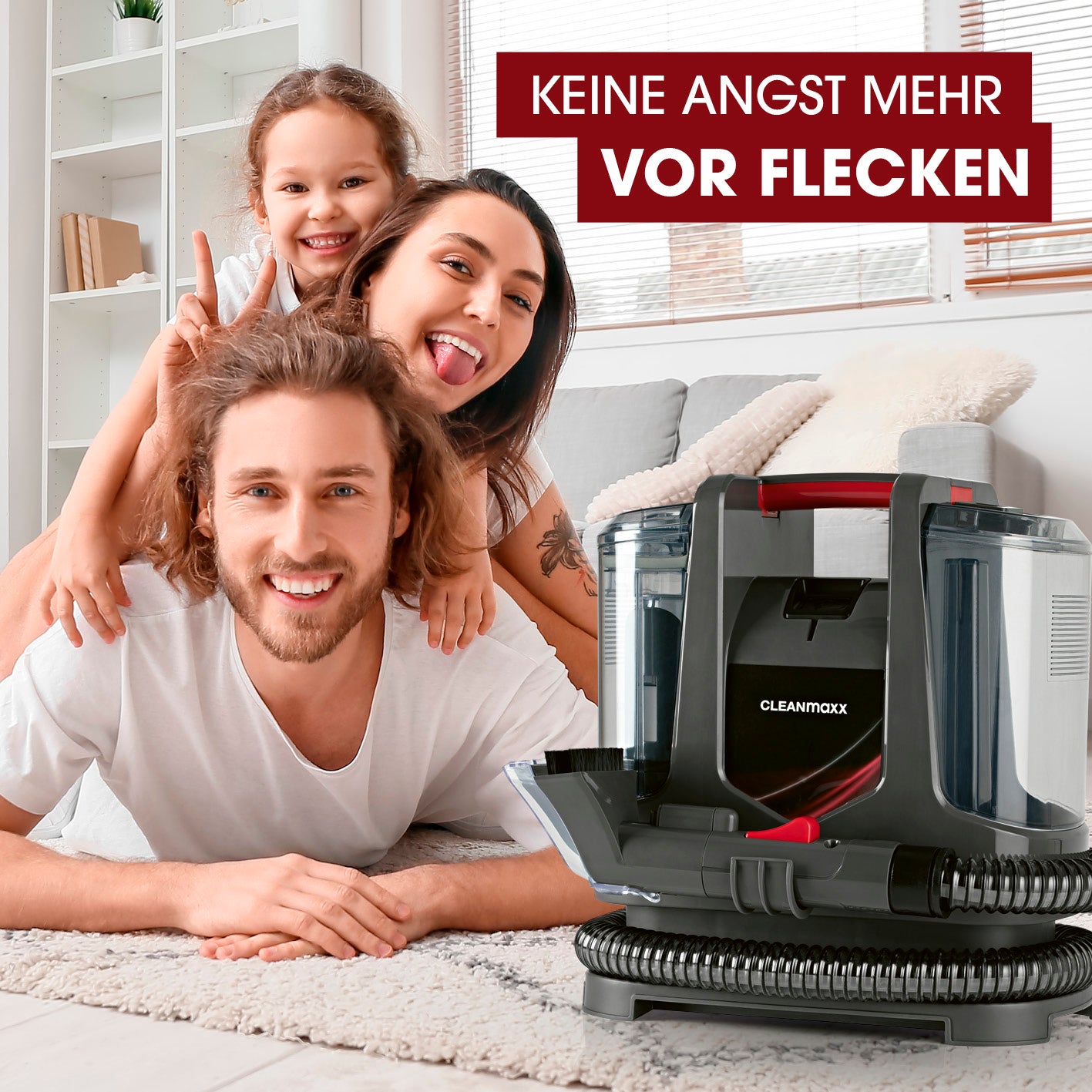 Polster- & Teppichreiniger Kompakt Plus - inkl. 1 l Teppich- & Polsterreiniger-Konzentrat vor einem lächelnden Paar auf Teppichboden im hellen Wohnzimmer