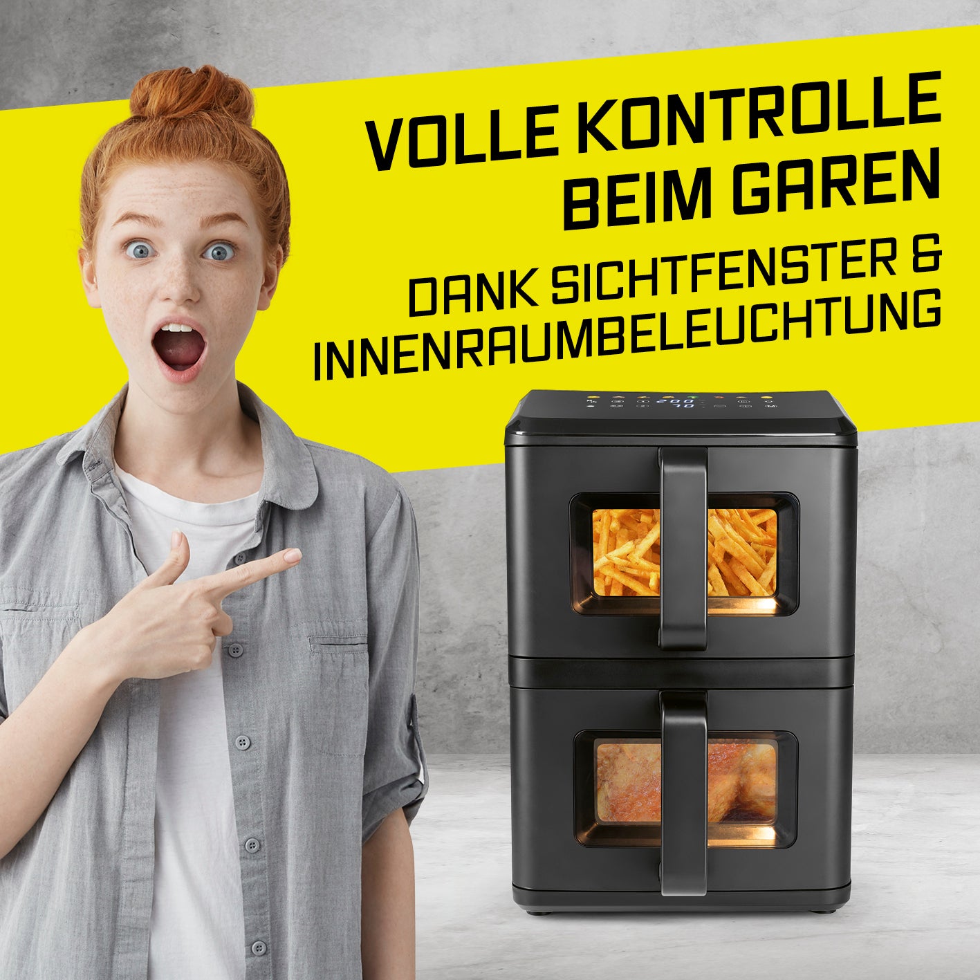 Frau zeigt auf die Vertikale Doppelkammer-Heißluftfritteuse mit Sichtfenster - 10 L und sichtbaren, leckeren Speisen im Inneren.