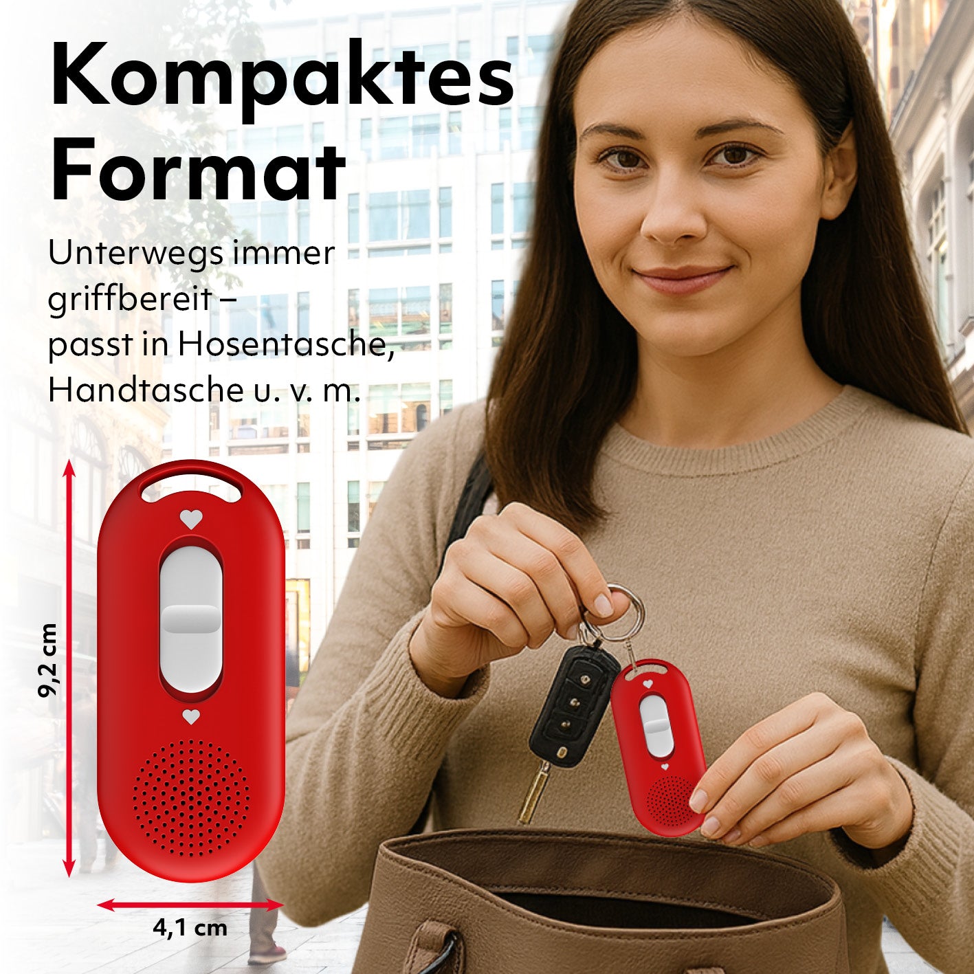 Frau zeigt kompaktes rotes Gerät mit Schlüsselanhänger zur Audio-Reanimations-Anleitung – ohne App, sofort startklar.
