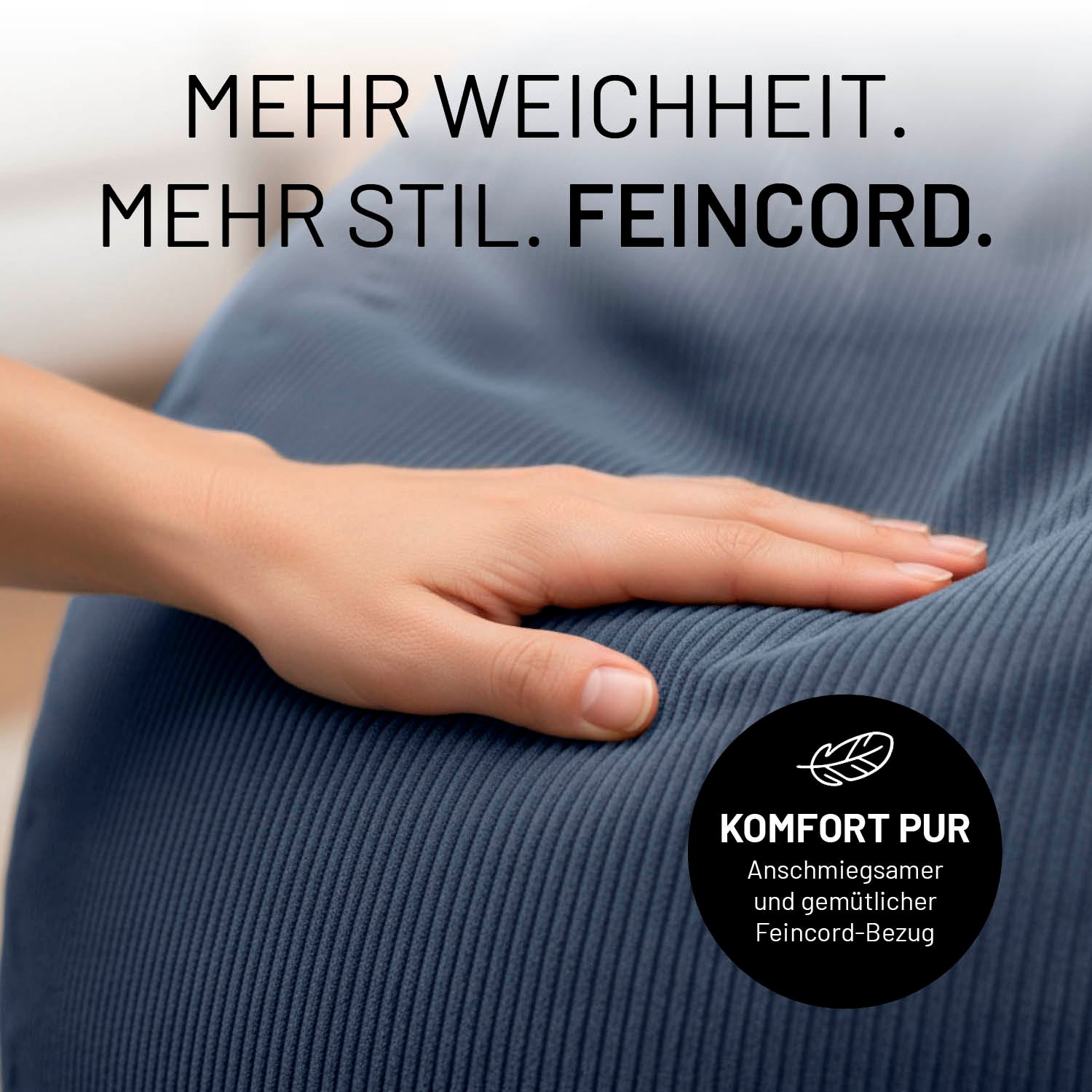 Hand berührt weichen Stoff des Comfort Line Sitzsack Feincord XXL - 315 L - Dunkelblau für gemütlichen Sitzkomfort