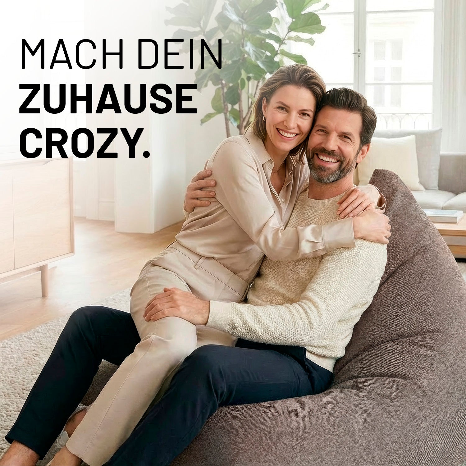Paar entspannt auf Sitzsack Interior Line (370 L) - indoor - Hellgrau, moderner Sitzsack in hochwertiger Leinenoptik im Wohnzimmer.