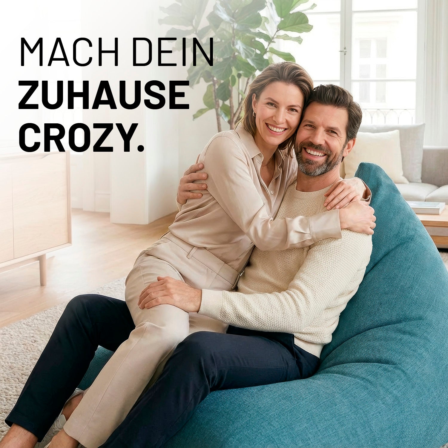Paar sitzt gemütlich auf Sitzsack Interior Line (370 L) - indoor - Aqua in modernem Wohnzimmer mit Pflanzen und hellem Ambiente.