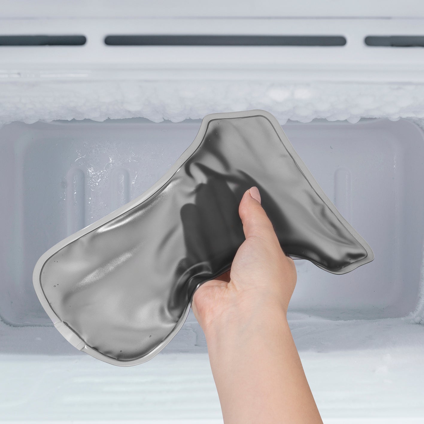 Hand hält Gelpad zum Kühlen für Rückenkorrektor mit Gelpad - S/M, für gezielte Körperhaltung und Komfort.