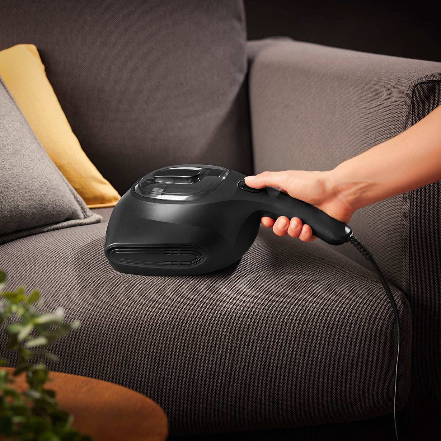 Milbensauger Midnight Black Edition beim Absaugen einer Couch mit UV-C-Licht, HEPA-Filter und ohne Chemie.