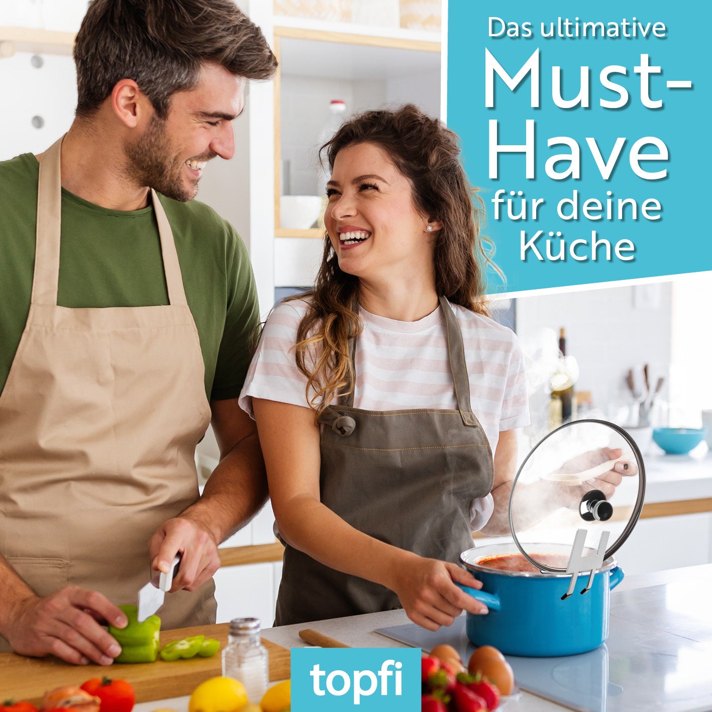 Fröhliches Paar in der Küche mit Topfdeckelhalter für Töpfe & Pfannen, der Deckel sicher an einem Topf hält.