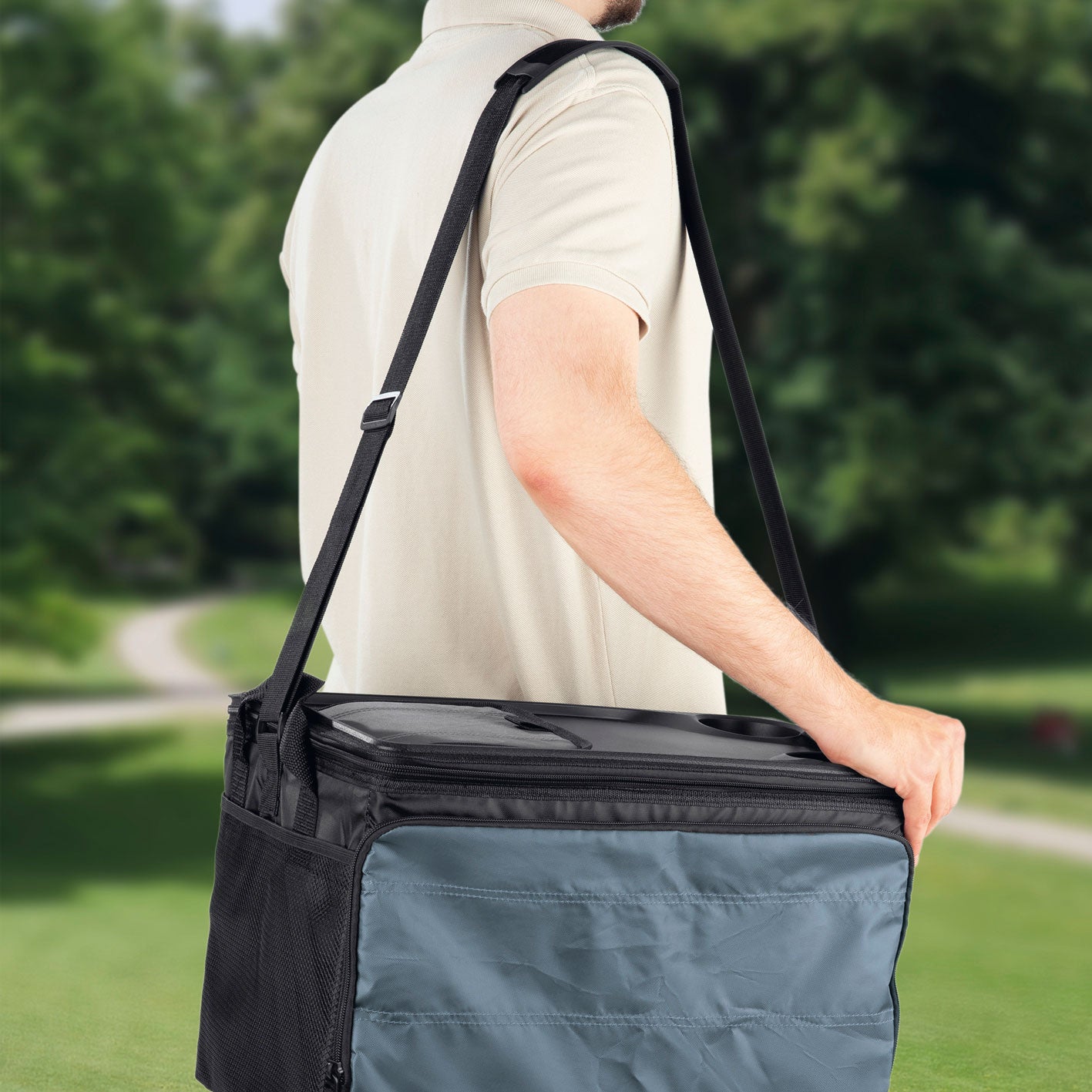 Kühltasche faltbar - 30 l - schwarz/dunkelgrau mit Schultergurt und seitlichen Griffen für bequemen Transport im Freien.