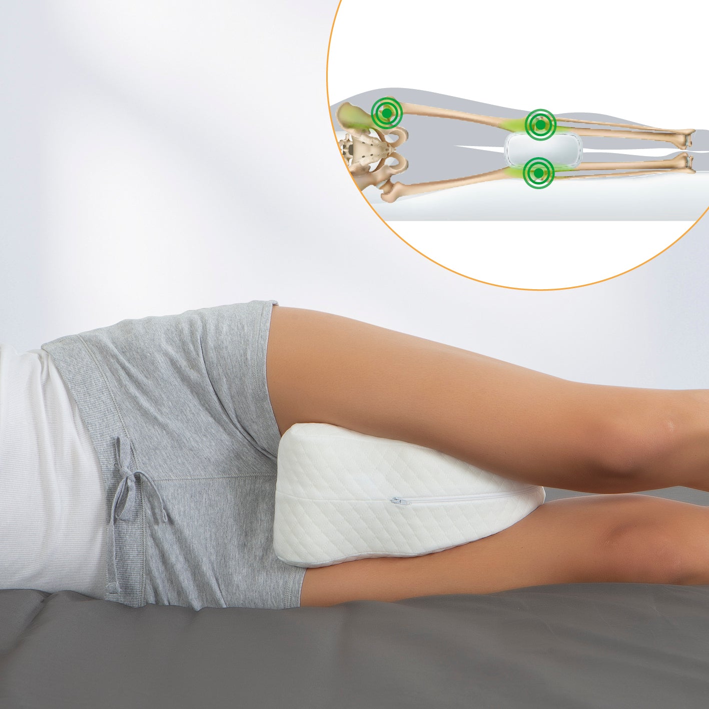 Kniekissen Memory-Schaum - SEAQUAL-Bezug in weiß stützt weich Knie und Gelenke ergonomisch in der Seitenschläfer-Position.