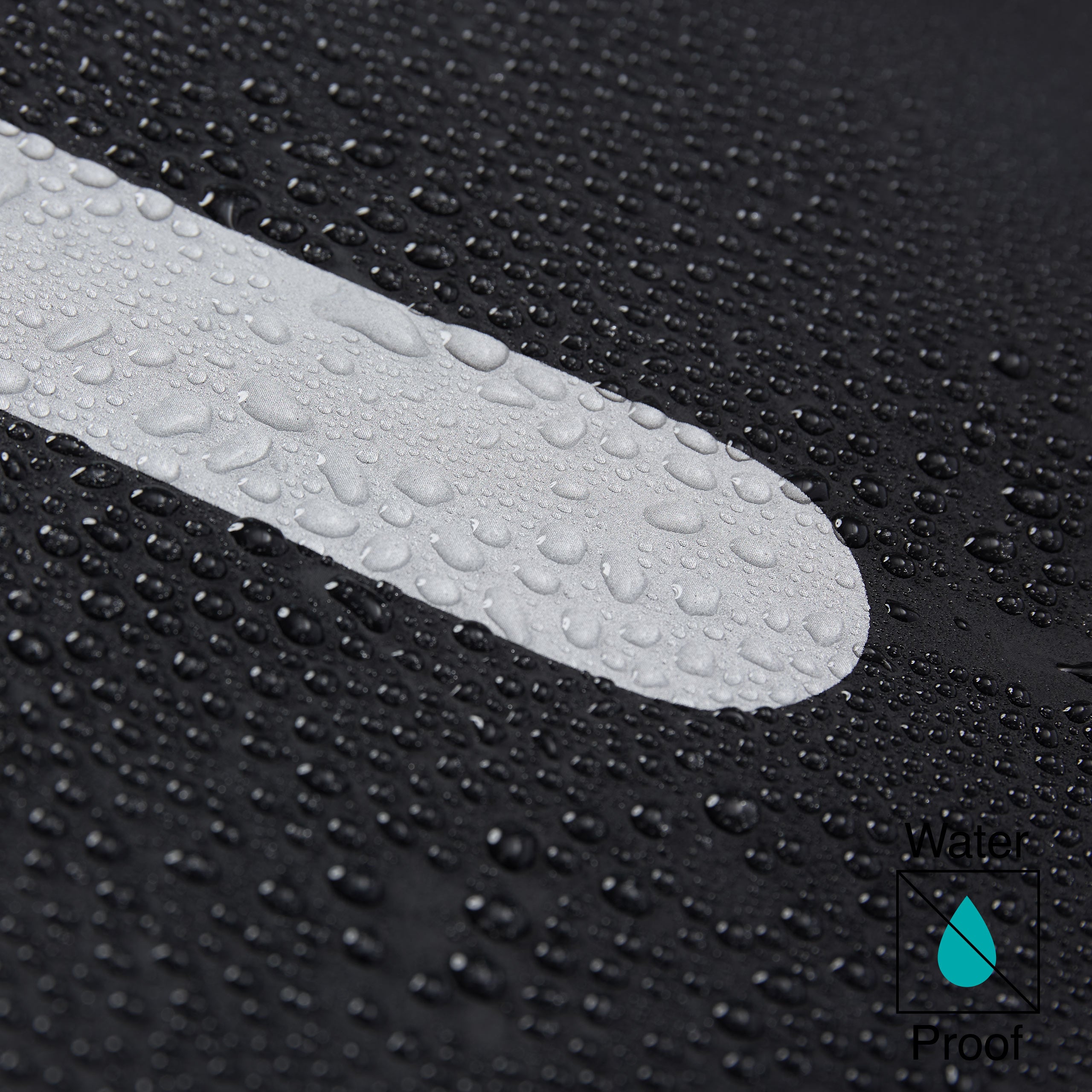 Wasserdichte Fahrradtasche Roll-Top - 21 L - Schwarz mit reflektierendem Streifen und wasserabweisender Oberfläche bei Regen.