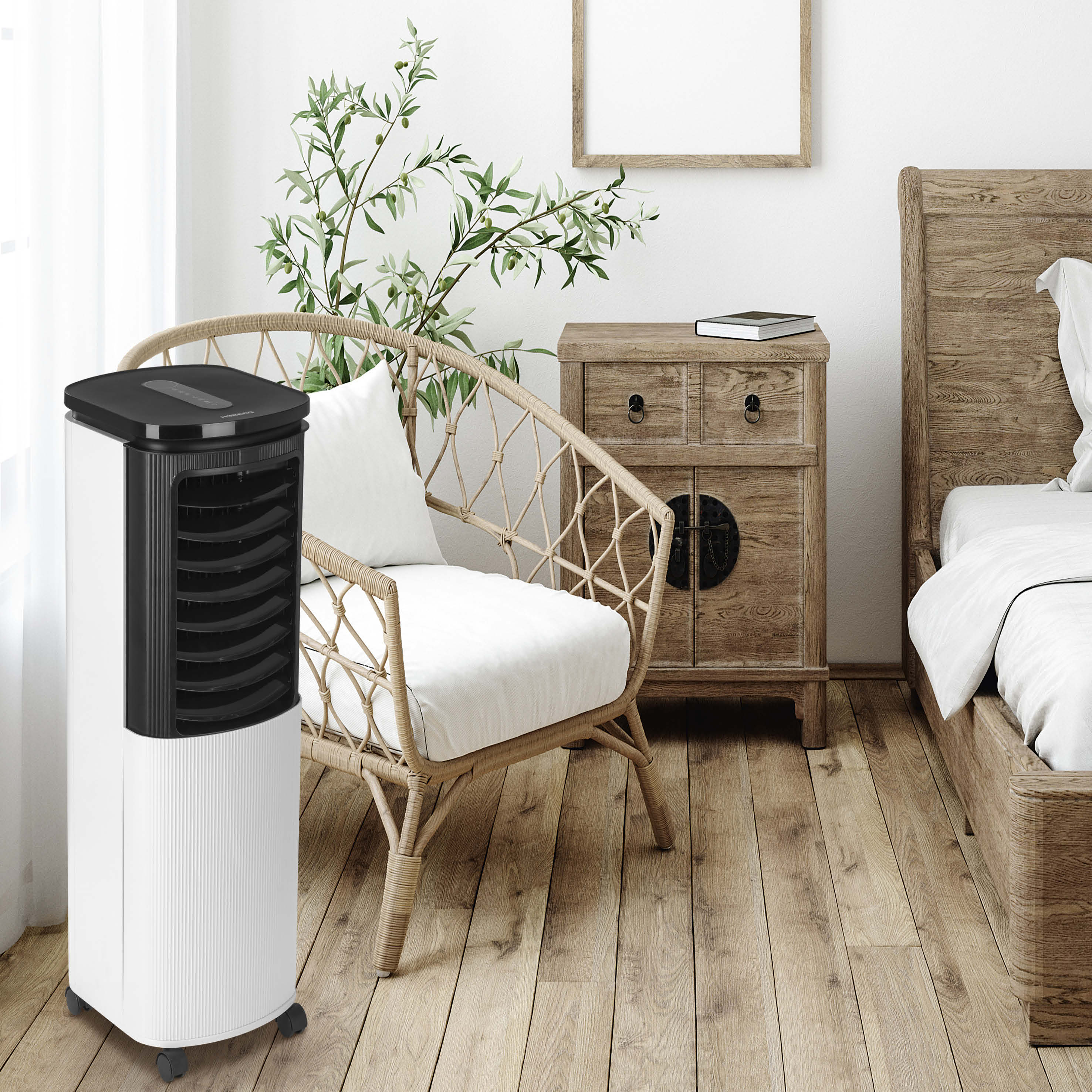 Luftkühler mit Peltier-Element in modernem Wohnraum, platzsparend neben Korbstuhl, ideal zur Luftkühlung und -befeuchtung.