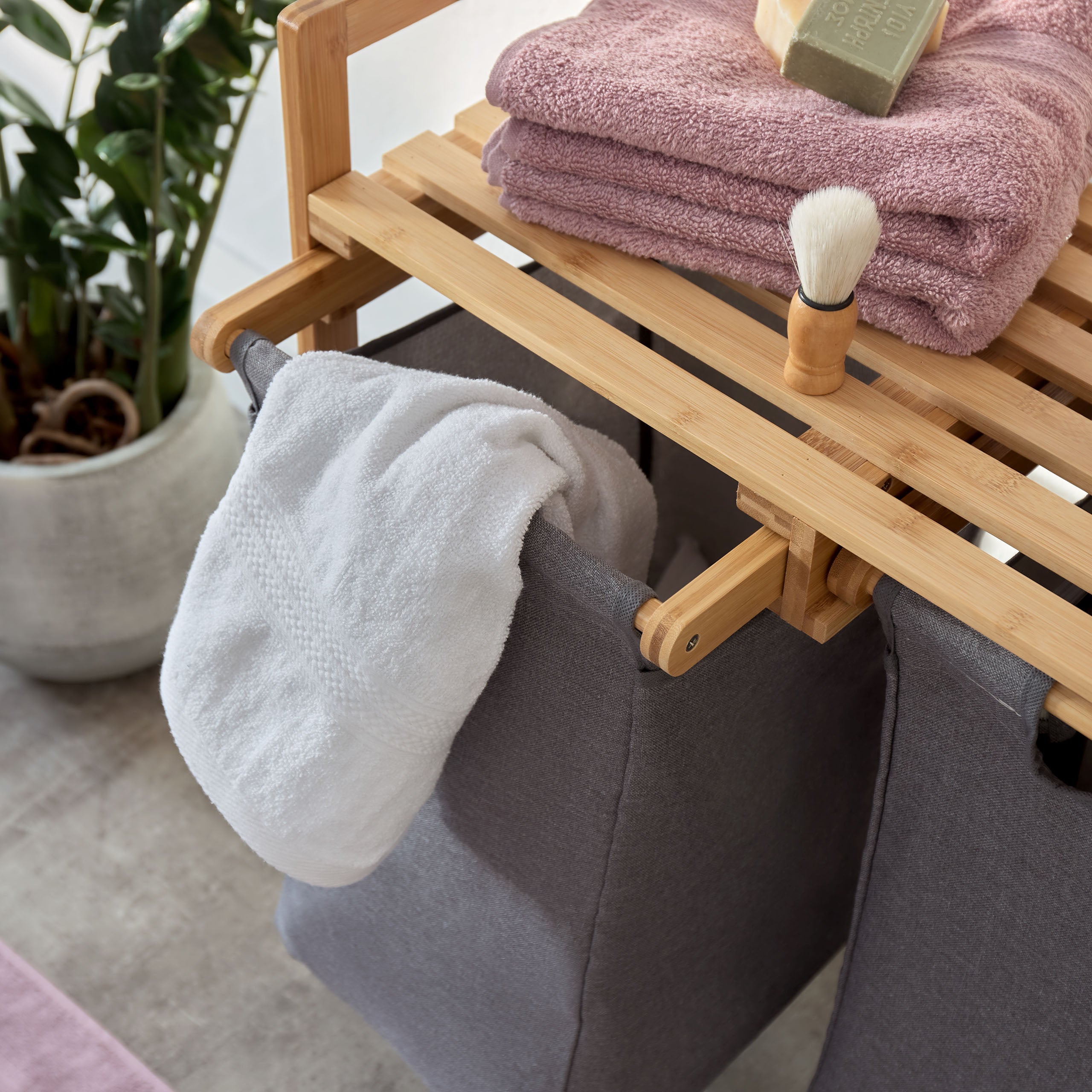 Bambus Wäschekorb mit 2 ausziehbaren Wäschesäcken - 73 x 64 x 33 cm - Oliv, mit Ablage und leicht ausziehbaren Stoffsäcken.