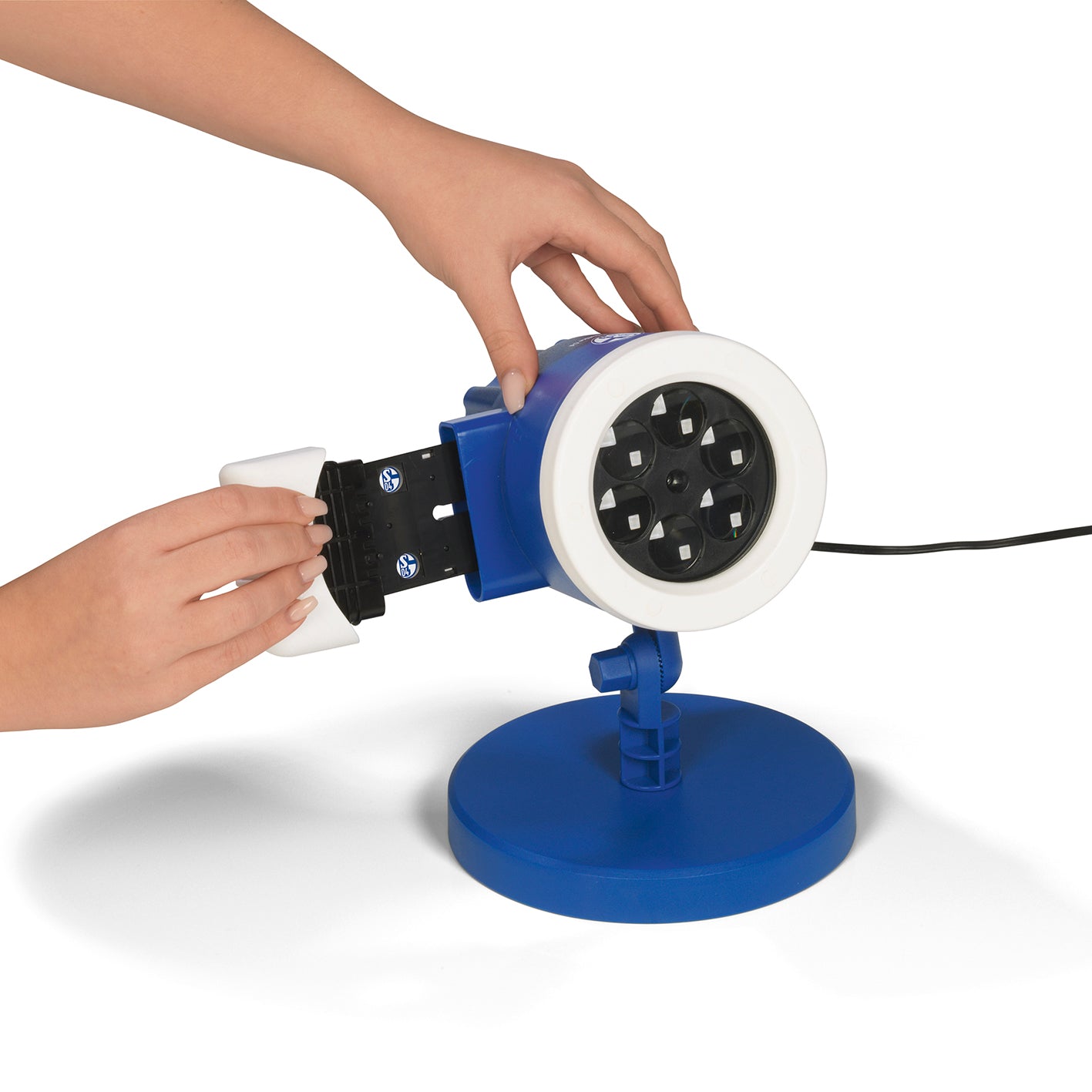 LED-Motivstrahler FC Schalke 05 blau/weiß mit Logo, drehbarer Projektor mit Indoor-Sockel, wetterbeständig und einfach aufstellbar.