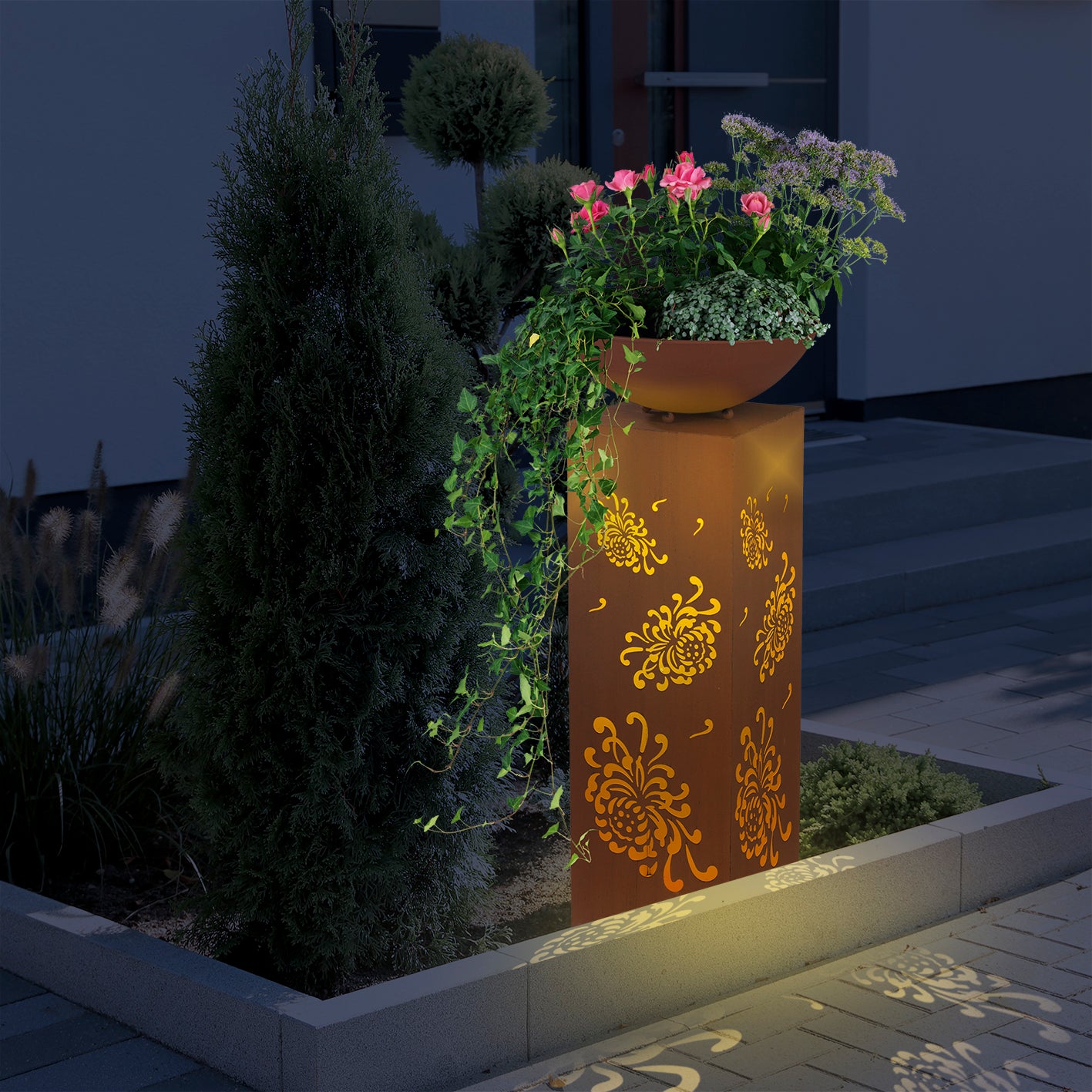 LED-Dekosäule mit Planzschale Rost-Optik "Bauernrose" 87 cm mit floralem Design und stimmungsvoller LED-Beleuchtung für Garten und Terrasse.