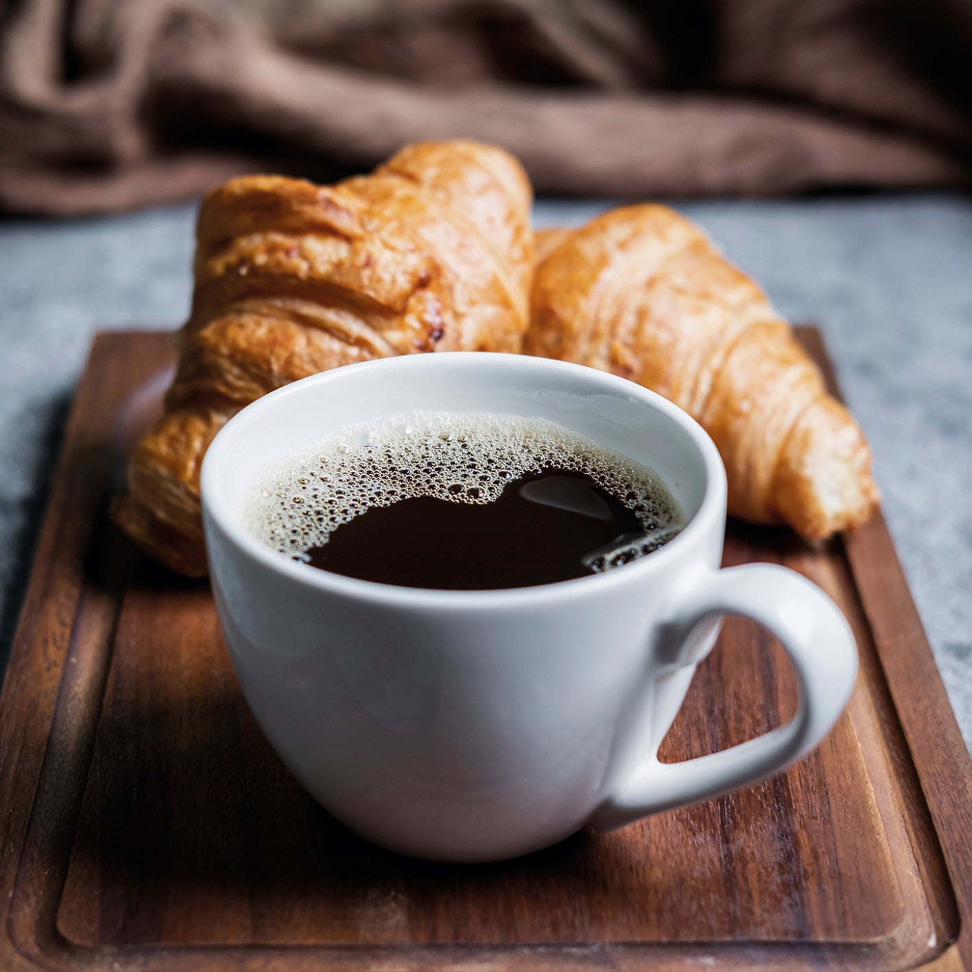 DIRECT-BREW Filterkaffeemaschine - Thermo mit frisch gebrühtem Kaffee und Croissants auf Holztablett für perfekten Kaffeegenuss.