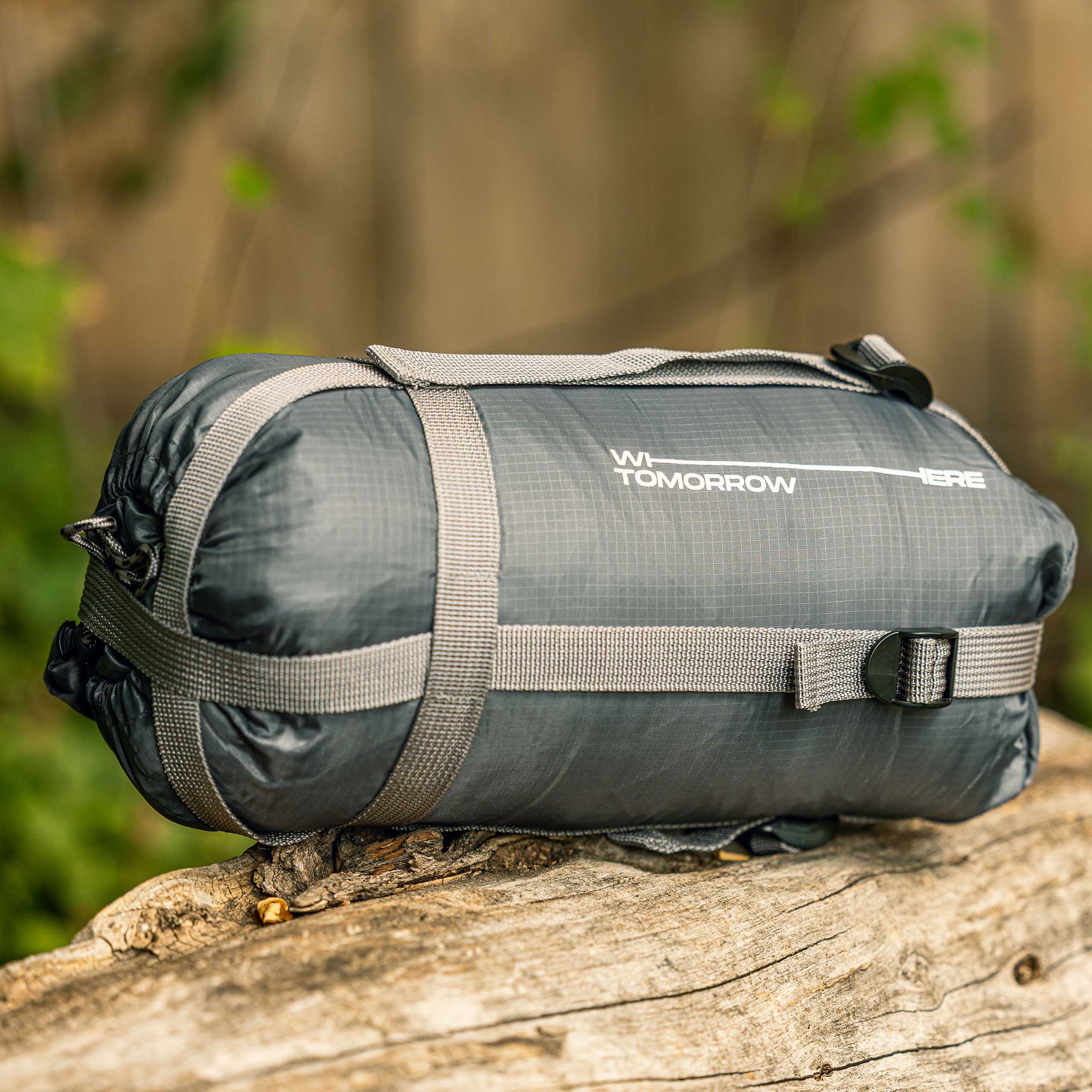 Camping Schlafsack Small & Light - Mumienschlafsack mit wasserabweisendem Außenmaterial und praktischer Tragetasche in Rot-Grau.