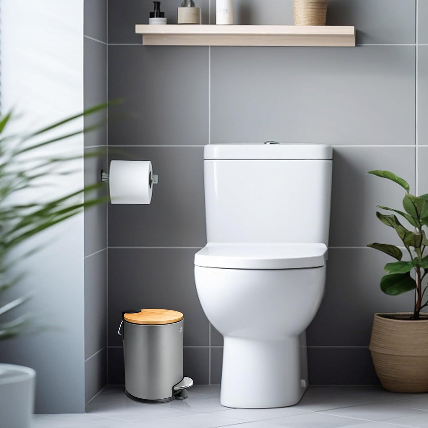 Tretmülleimer mit Softclose-Deckel - 3 l - Schwarz mit Bambusdeckel neben weißer Toilette in modernem Badezimmer.