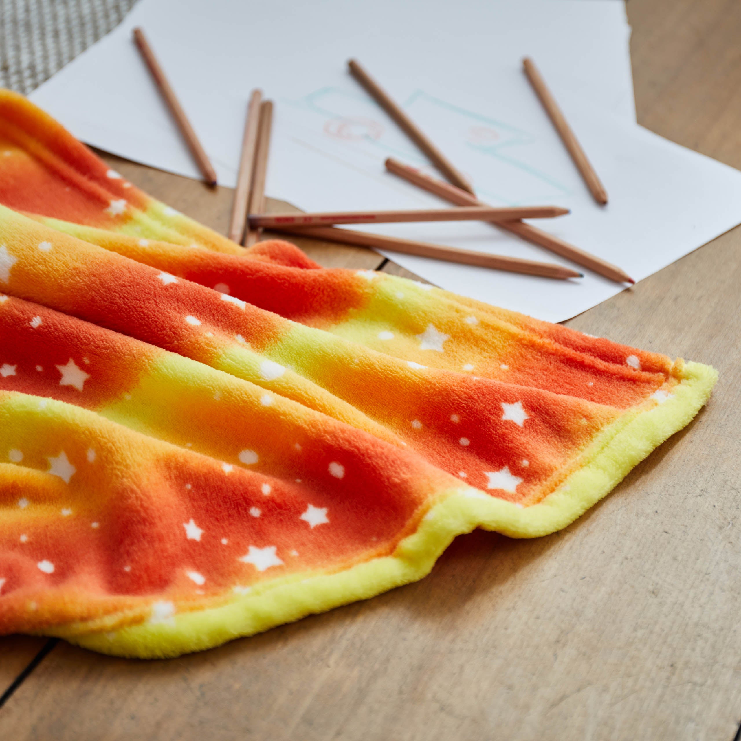 Kuscheldecke für Kinder - 100 x 150 cm - Orange Star aus weichem Coral-Fleece mit buntem Sternenregenbogen-Design, perfekt für gemütliche Stunden.
