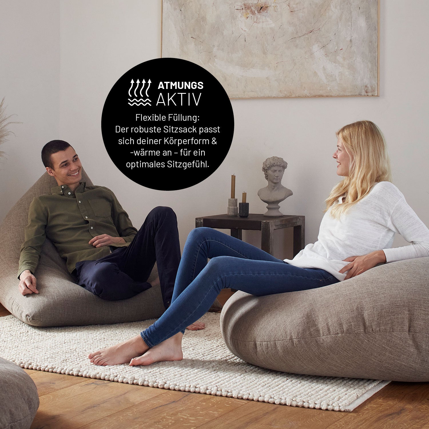 Sitzsack Interior Line (300 ) - indoor - Lime zeigt zwei Personen, die auf bequemen, leinenartigen Sitzsäcken entspannen.