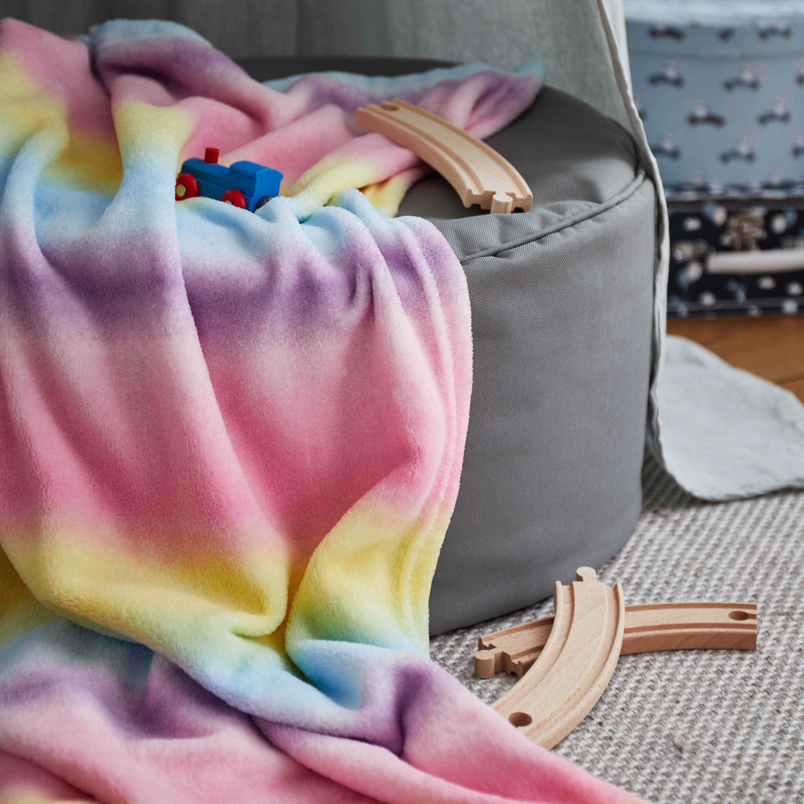 Kuscheldecke für Kinder - 150 x 180 cm - Regenbogen, weiche bunte Coral-Fleece Decke, ideal für gemütliche Abende und moderne Kinderzimmer-Deko.