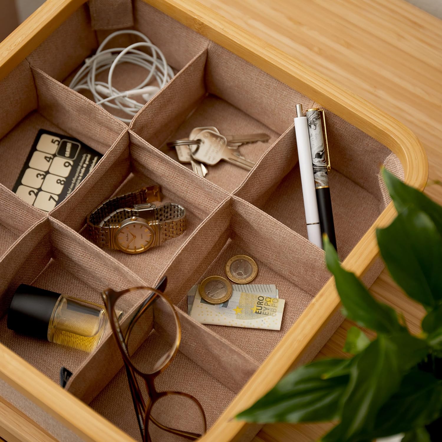Organizer mit Bambus-Rahmen - 3er-Set - 30 x 30 x 9 cm (3/4/9 Aufteilung) in Taupe, gefüllt mit Alltagsgegenständen.