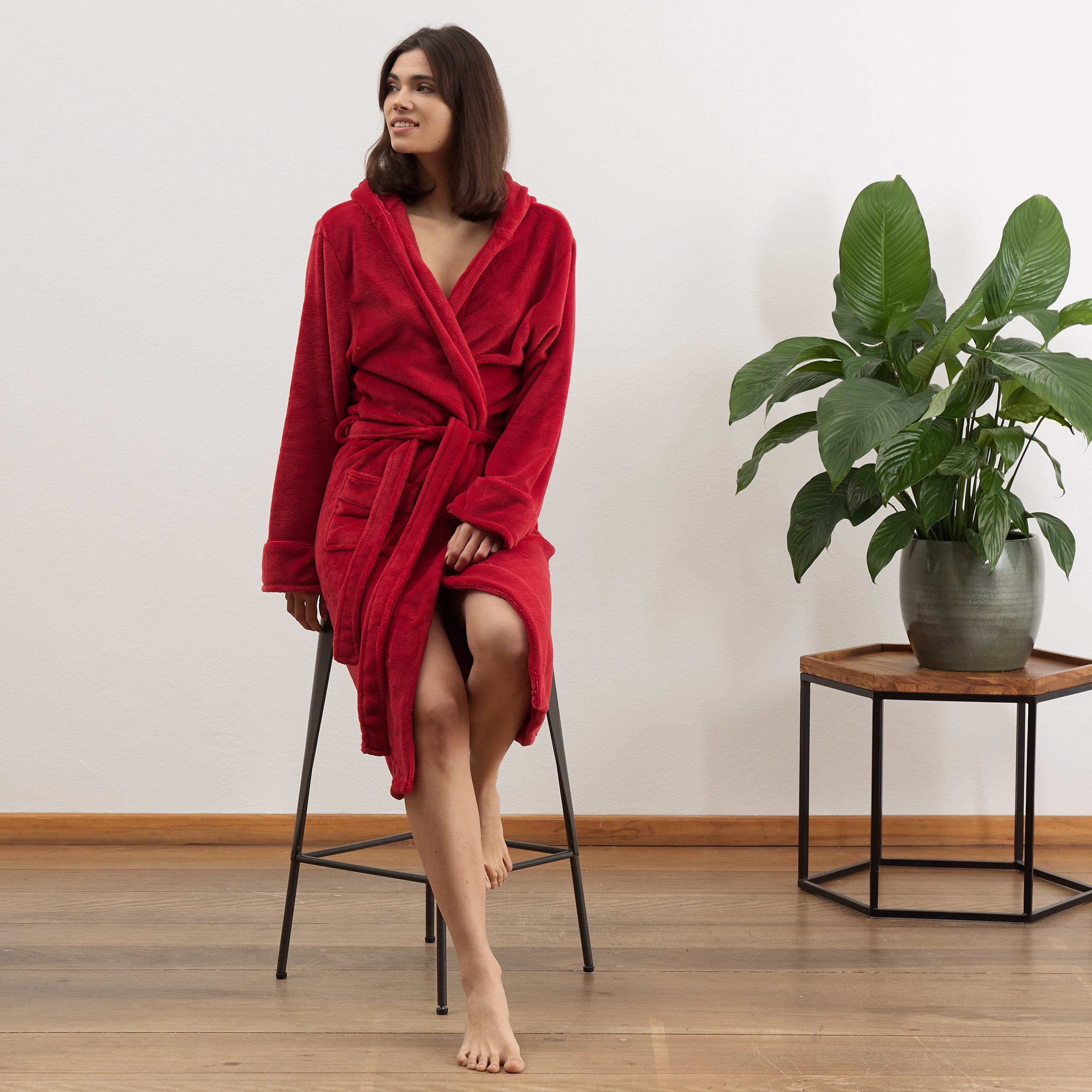 Luxury Mikrofaser Bademantel mit Kapuze für Damen und Herren in Rot, Größe S, flauschig und schnell trocknend.