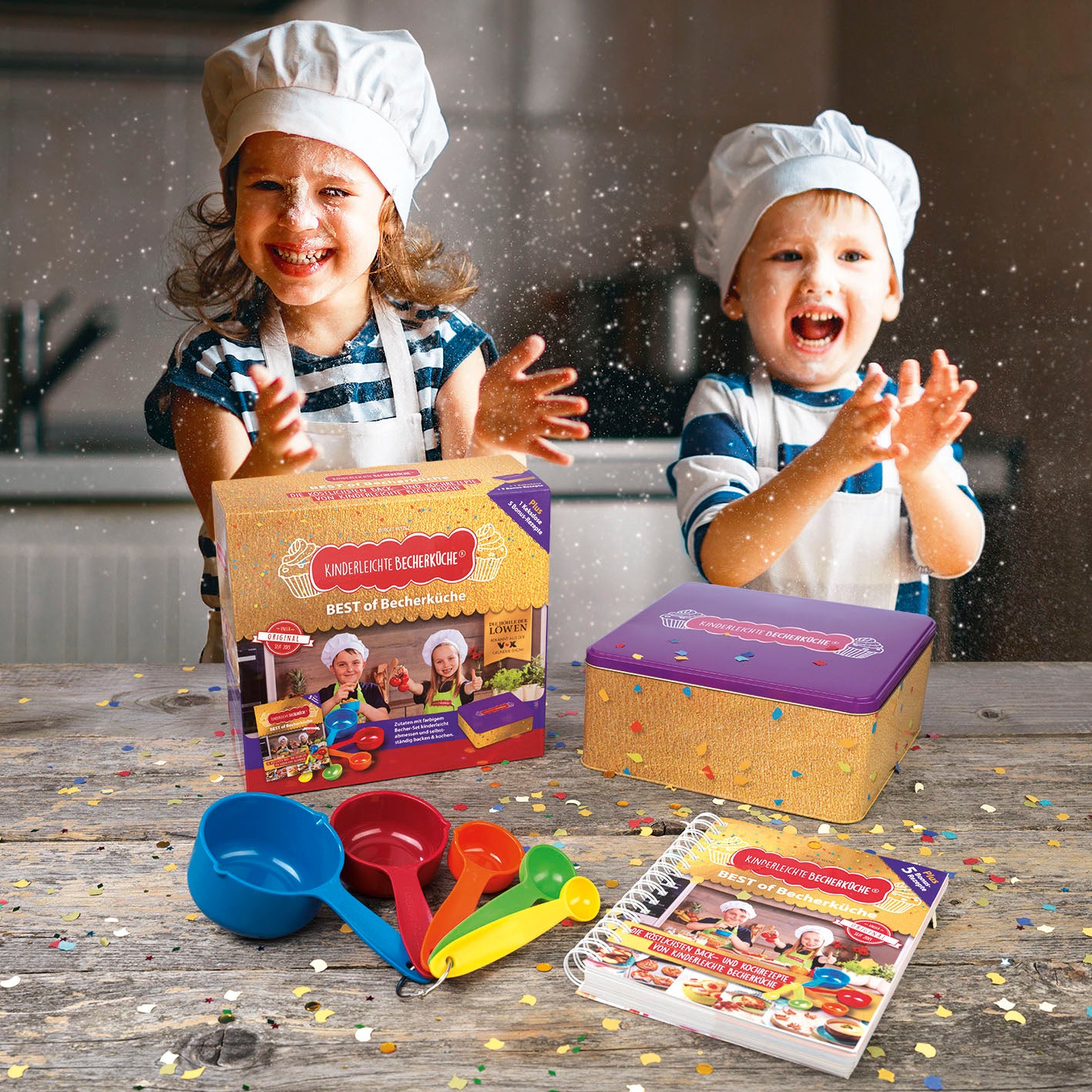 BEST of Becherküche Back- und Kochbuch mit 15 + 5 Rezepten, Messbecher und Kinder beim Backen in der Küche.