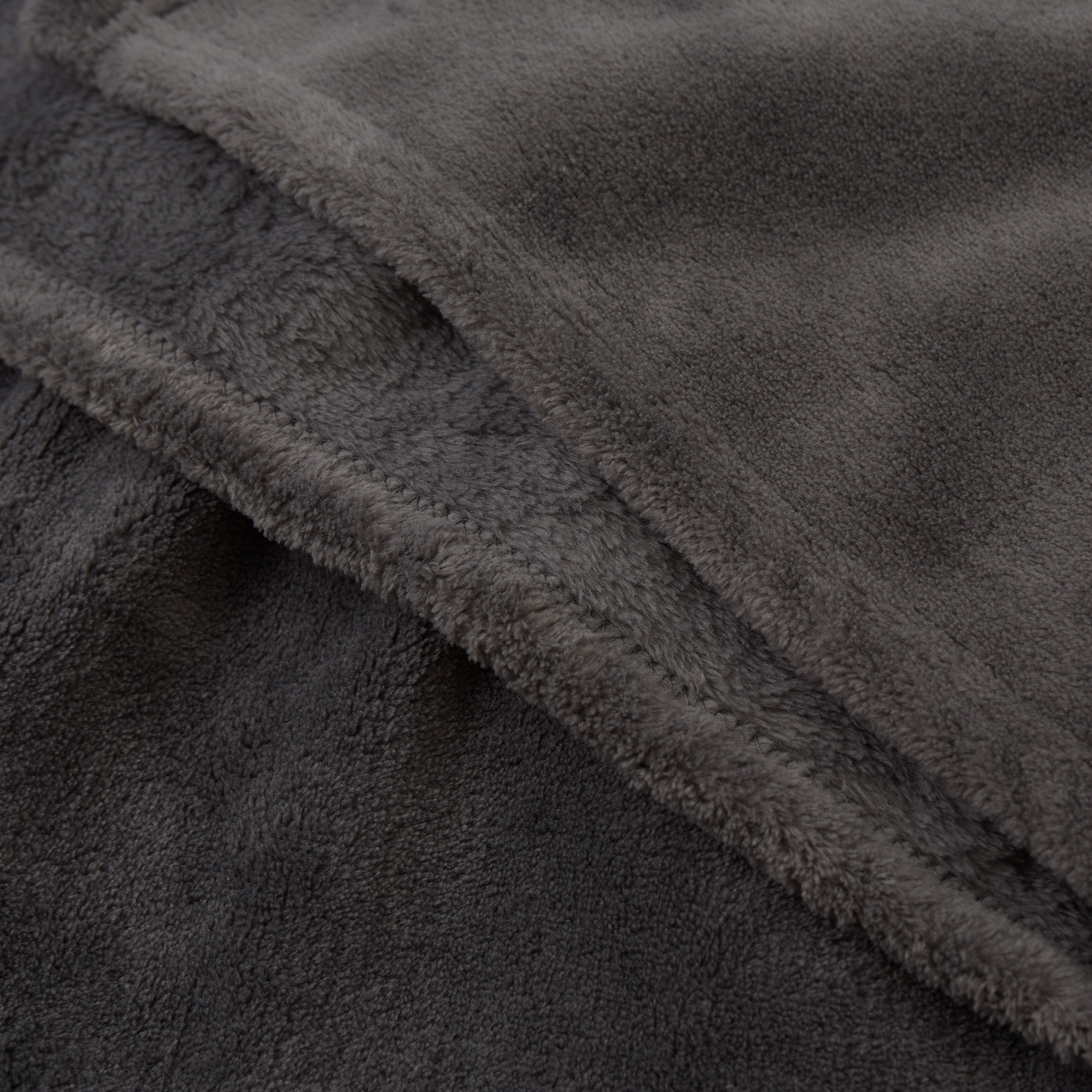 Kuscheldecke - 150x200 cm - Sofadecke & Tagesdecke - Grau aus weichem Coral-Fleece, vielseitig und pflegeleicht bei 30°C waschbar.