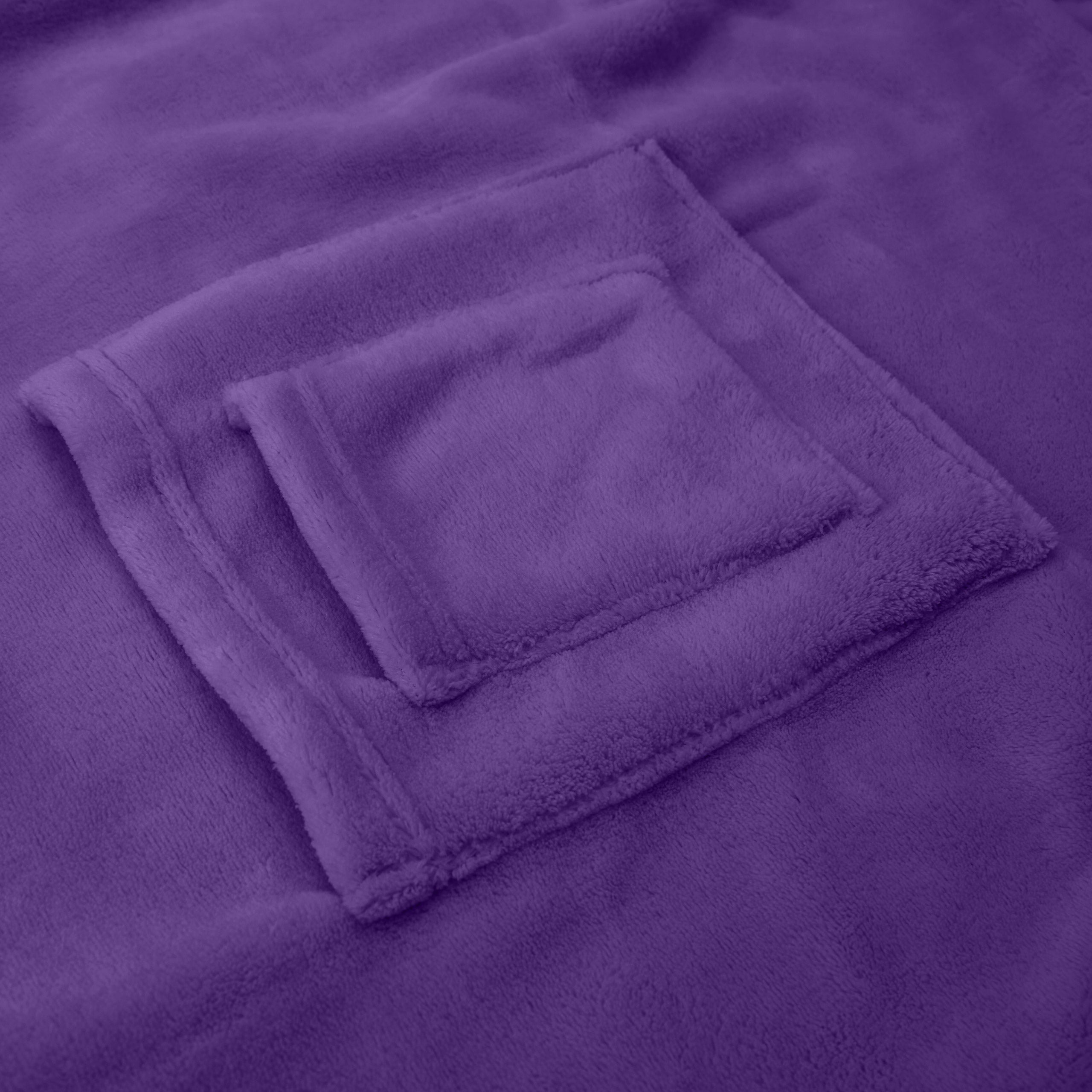 Kuscheldecke mit Ärmeln aus weichem Coral Fleece mit integrierter Handytasche und Fußtasche in Lila, Größe 150 x 180 + 35 cm.