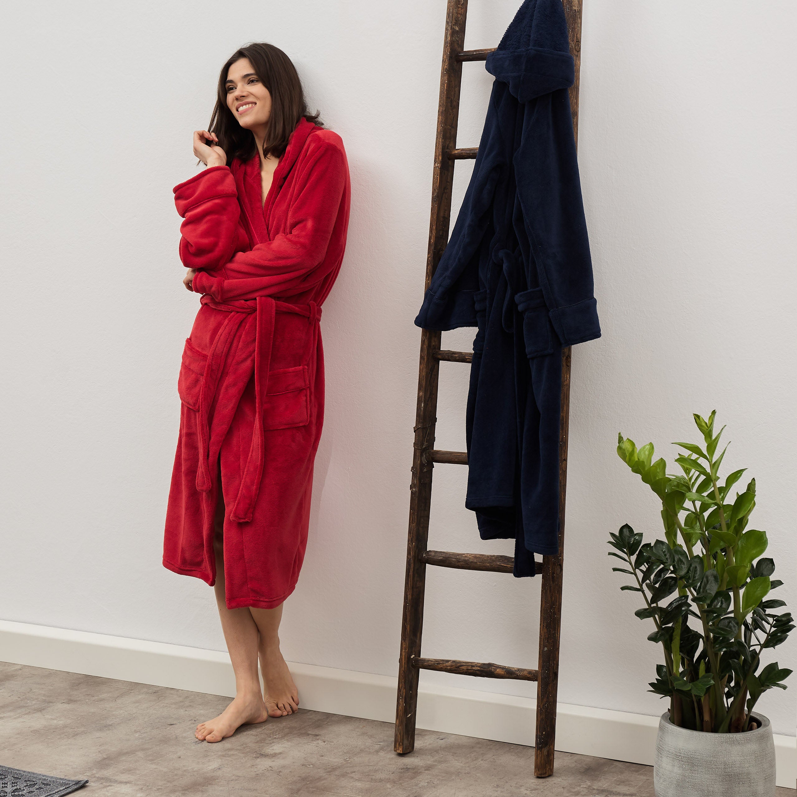 Luxury Mikrofaser Bademantel mit Kapuze für Damen und Herren in Rot, Größe XL, weich, saugstark und schnelltrocknend.