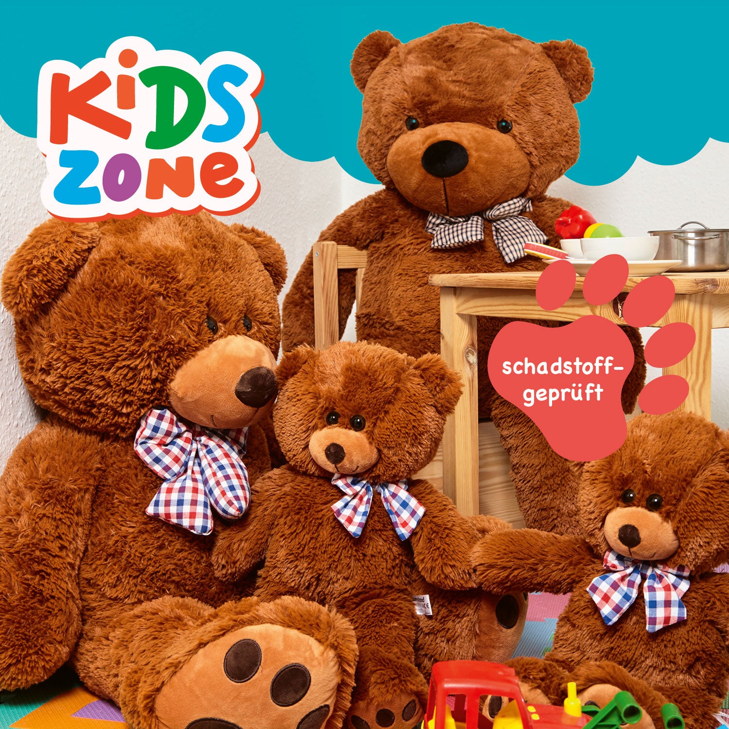 XXL-Teddy mit Knopfaugen 120 cm braun sitzend in Kinderzimmer mit Schleife, flauschig und schadstoffgeprüft für Kuschelmomente