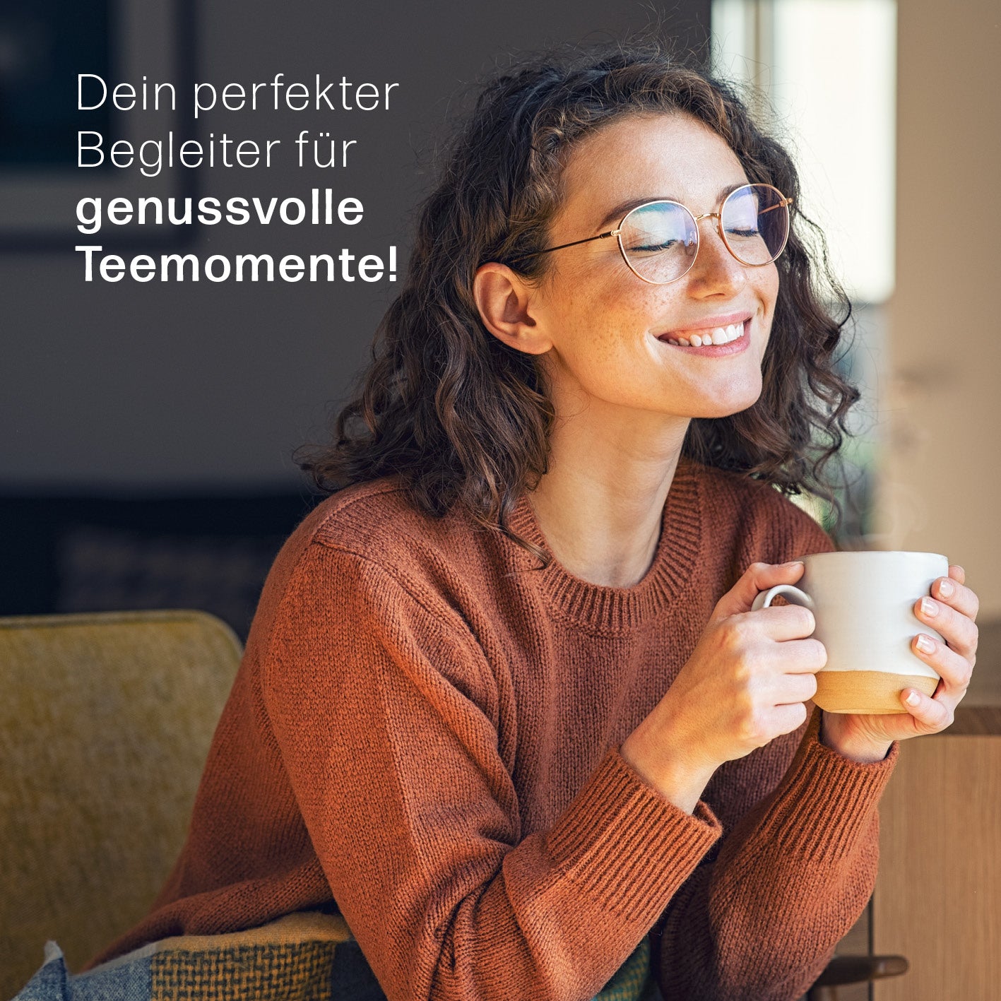 Frau genießt Tee mit Wasserkocher mit Kalkfilter - 1,7l - weiß/grau, kabellos, mit Wasserstandsanzeige und herausnehmbarem Filter.
