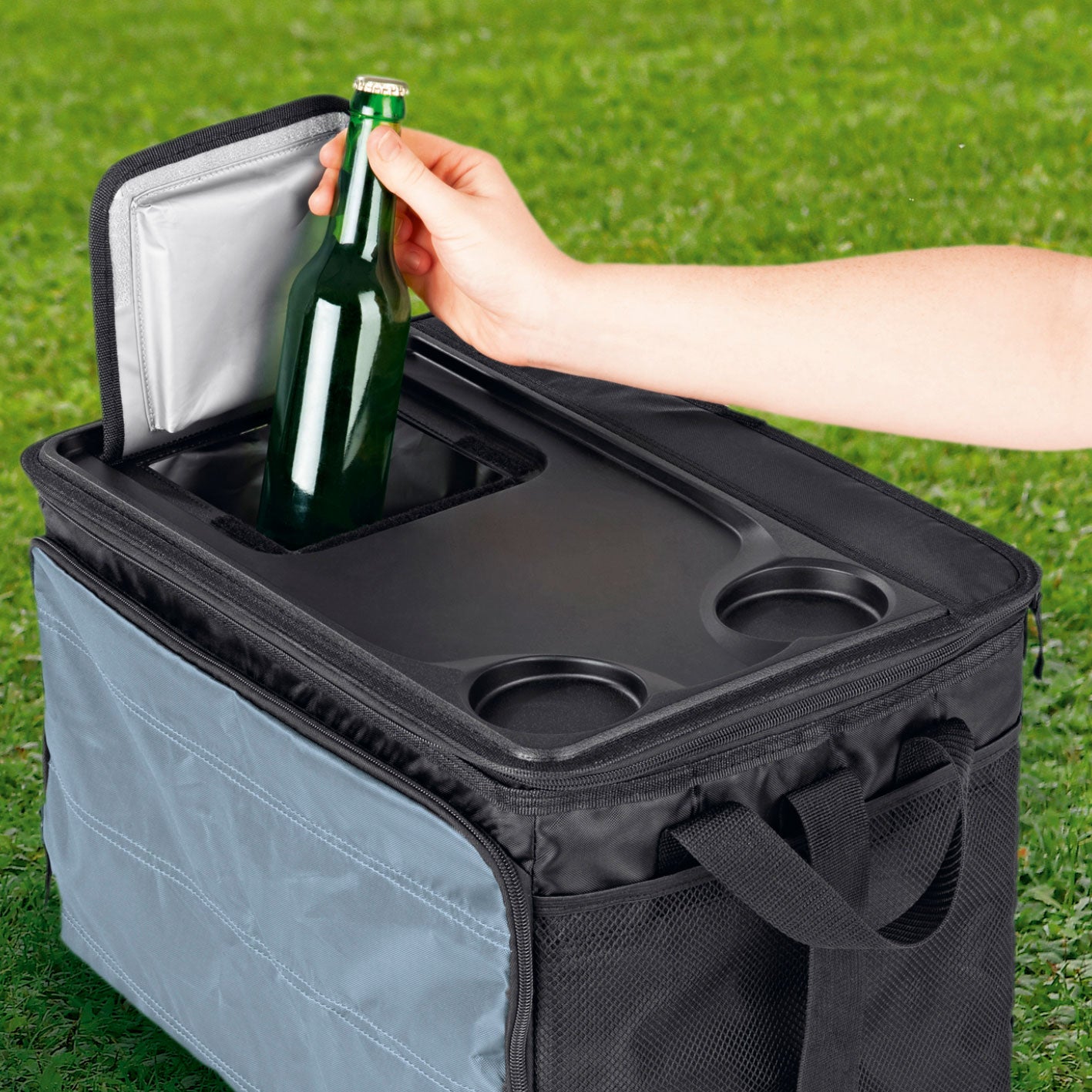 Kühltasche faltbar - 30 l - schwarz/dunkelgrau mit isoliertem Innenfach, auslaufsicher, praktischem Reißverschluss und Tragegriffen für unterwegs.