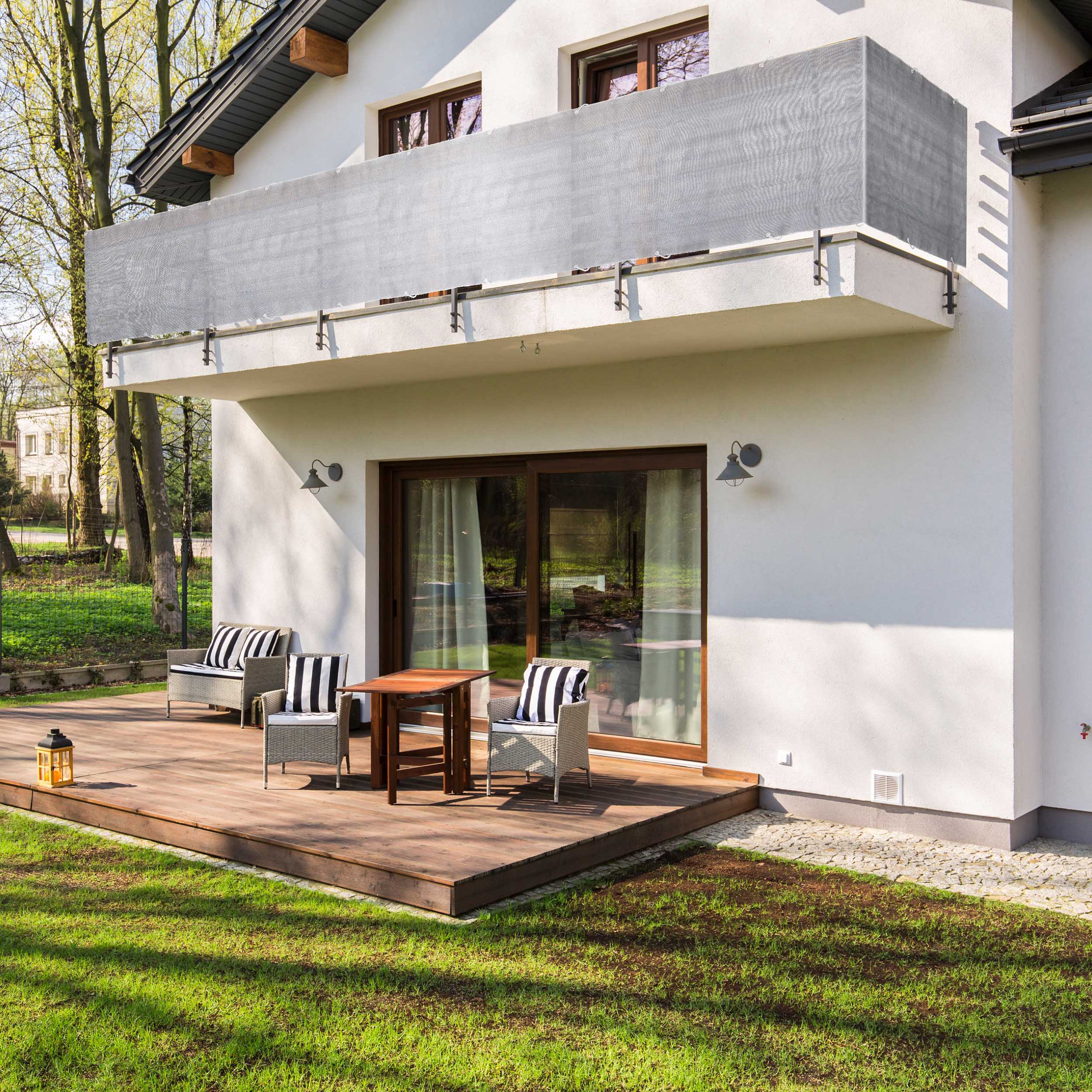 Balkonsichtschutz inkl. Befestigungsseil - 0,9 x 5 m - Hellgrau an Balkon montiert, 100% HDPE, UV-beständig, wasserabweisend und robust.
