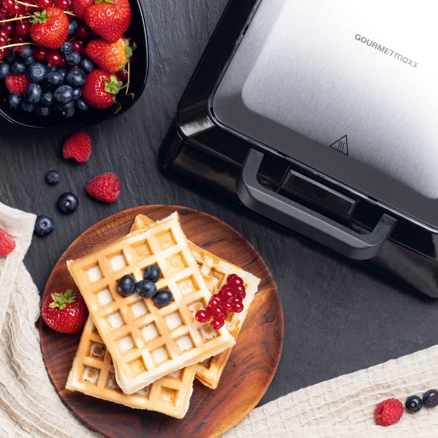 Waffeleisen für Belgische Waffeln mit Antihaftbeschichtung, stufenloser Bräunungsgrad, Cool-Touch-Griffe und rutschfesten Füßen.