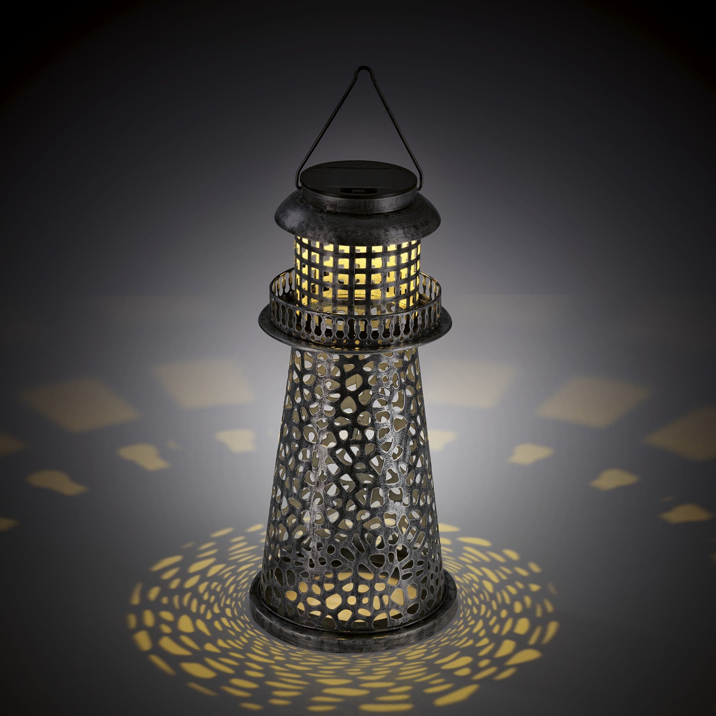 Solar-Leuchte Leuchtturm - silber mit perforiertem Metall-Design, LED-Licht, solarbetrieben und kabellos für Garten und Terrasse.