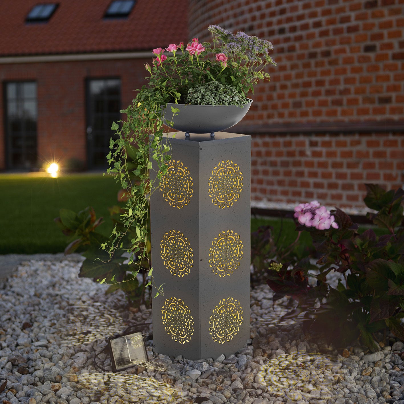 LED-Dekosäule Beton-Optik "Mandala" - 87 cm mit LED-Beleuchtung und Pflanzschale, ideal für Terrasse, Garten und Balkon.