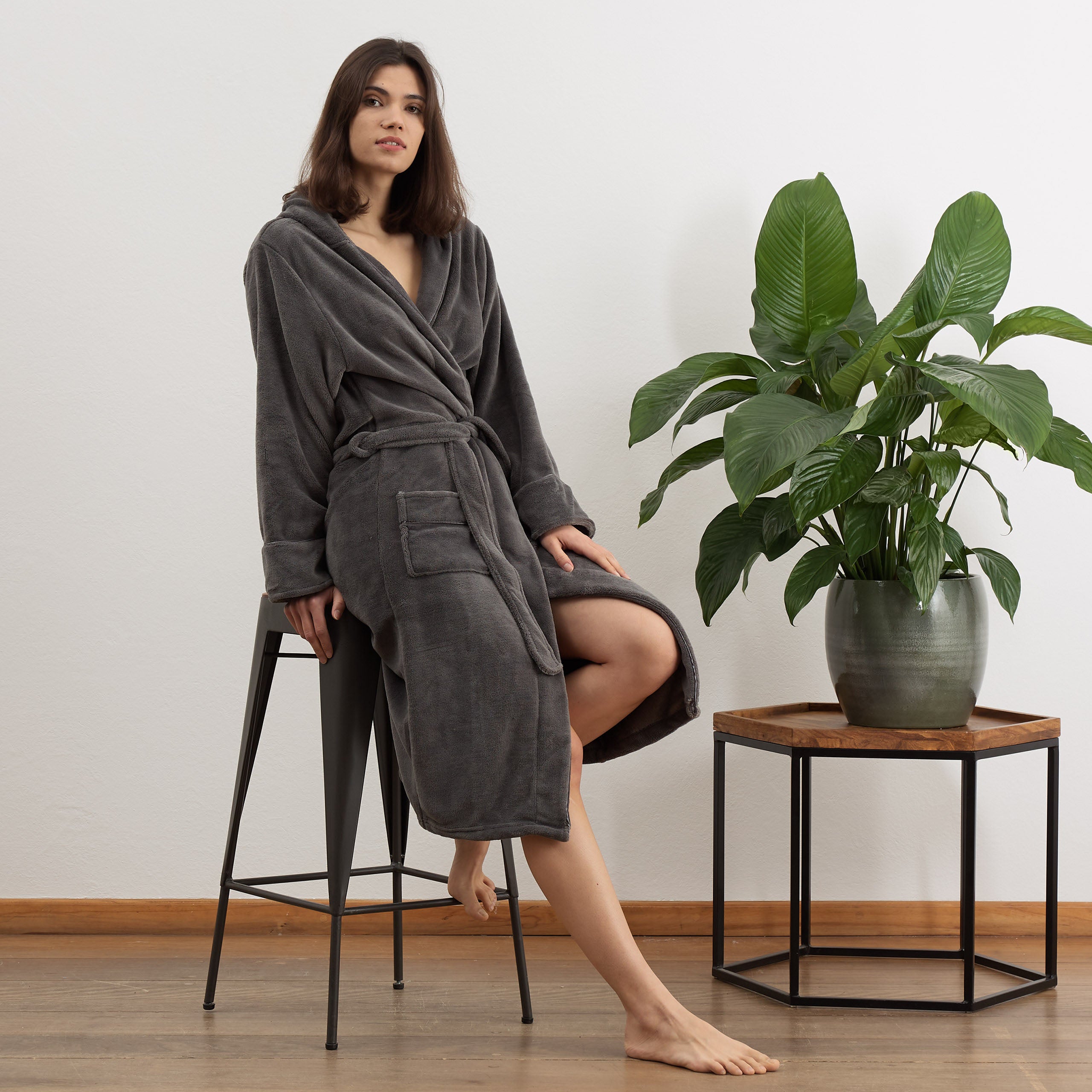 Luxury Mikrofaser Bademantel mit Kapuze für Damen und Herren in Grau, Größe L, weich, wärmeisolierend und bequem.