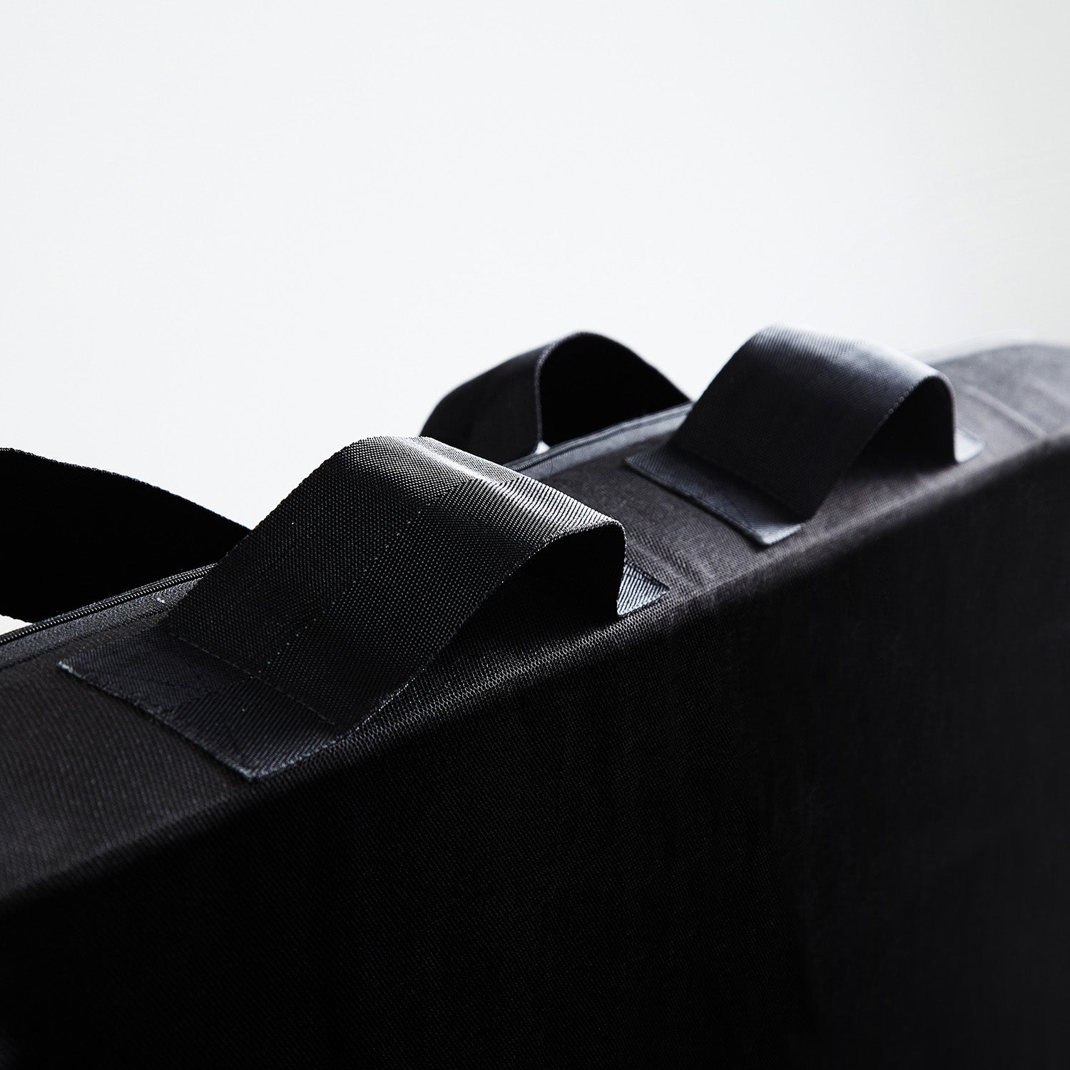 Matratzen-Aufbewahrungstasche - 140 x 200 x 25 cm - Schwarz mit robustem Tragegriff, dreiseitigem Reißverschluss und atmungsaktivem Polypropylen-Vlies.