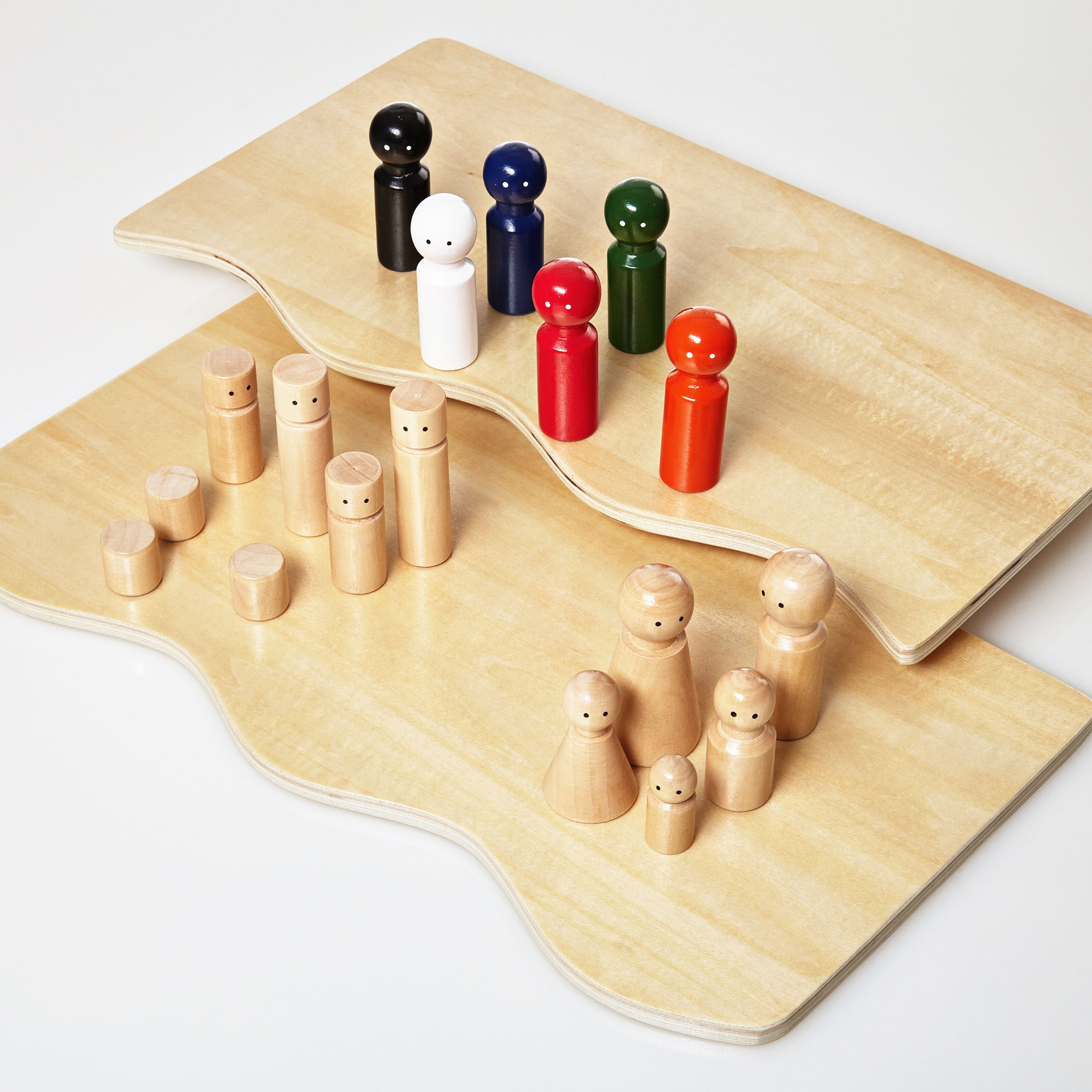 Familienaufstellung Familienbrett Systembrett Set aus Holz mit 32 Teilen, bunte und naturfarbene Figuren auf drehbarem Systembrett.