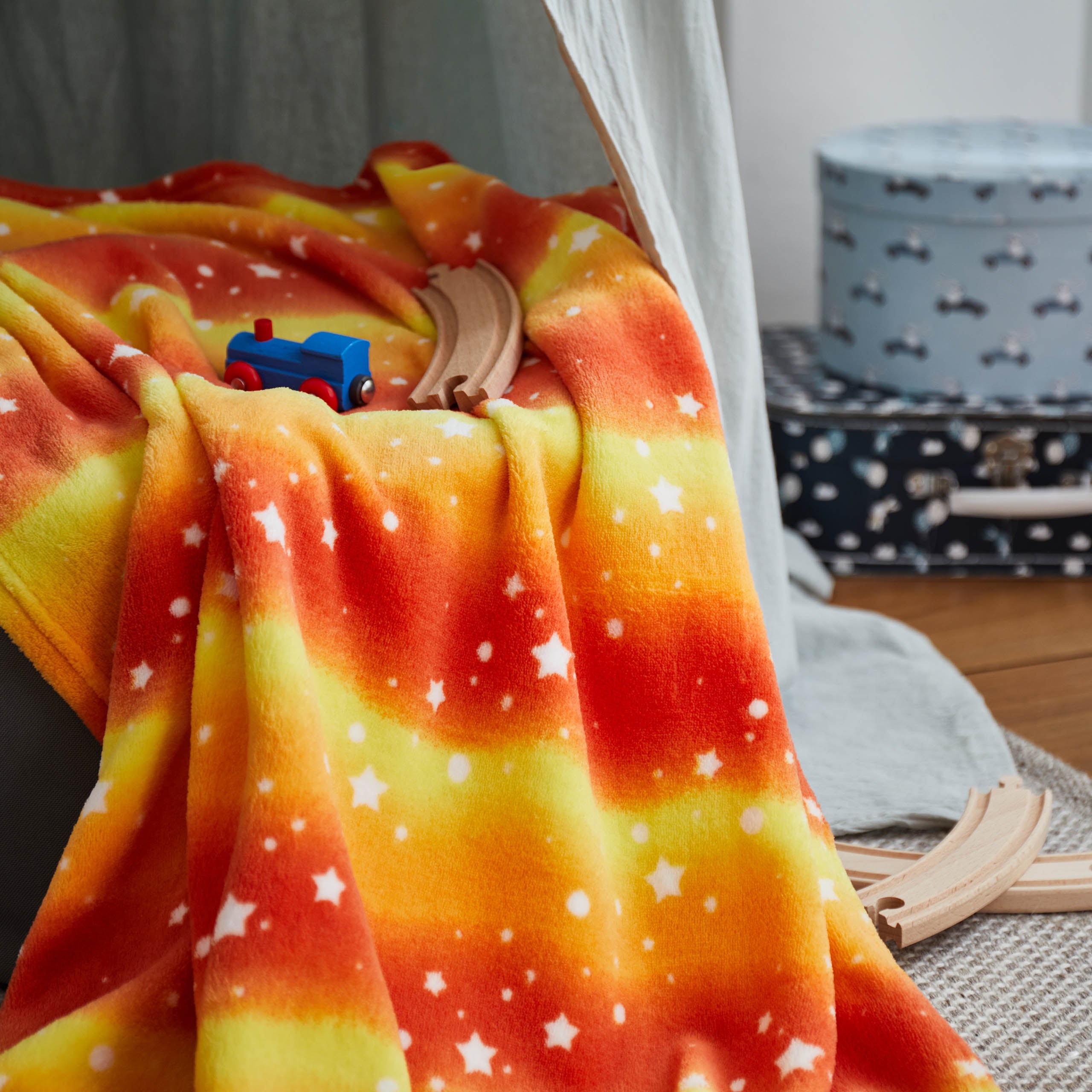 Kuscheldecke für Kinder - 100 x 150 cm - Orange Star aus weichem Coral-Fleece mit buntem Sternen-Regenbogen-Design, kuschelig und hautfreundlich.
