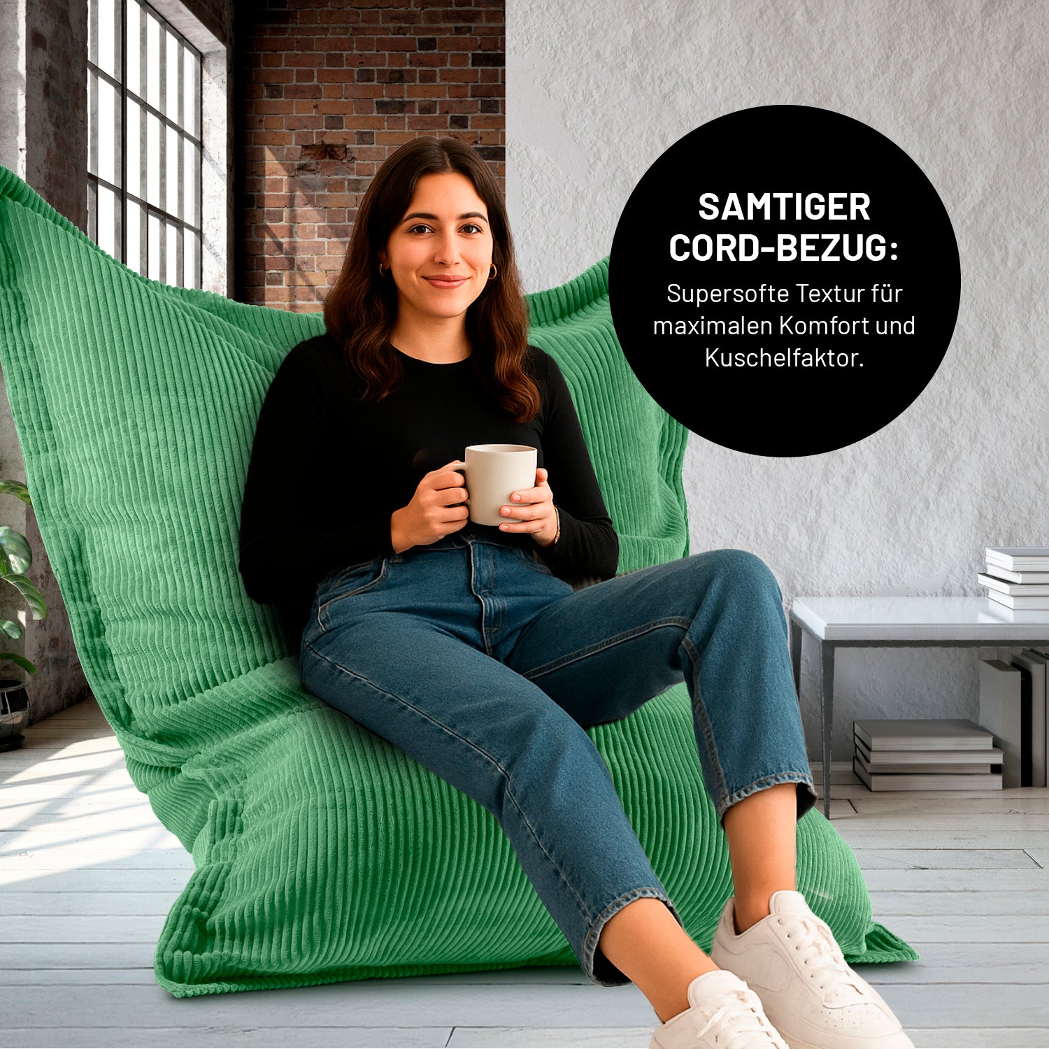 Sitzsack Classic XXL All-in-One Set - 380 L - 140 x 180 cm - Pastellgrün mit weichem, samtenem Cord-Bezug und entspannter Sitzhaltung.