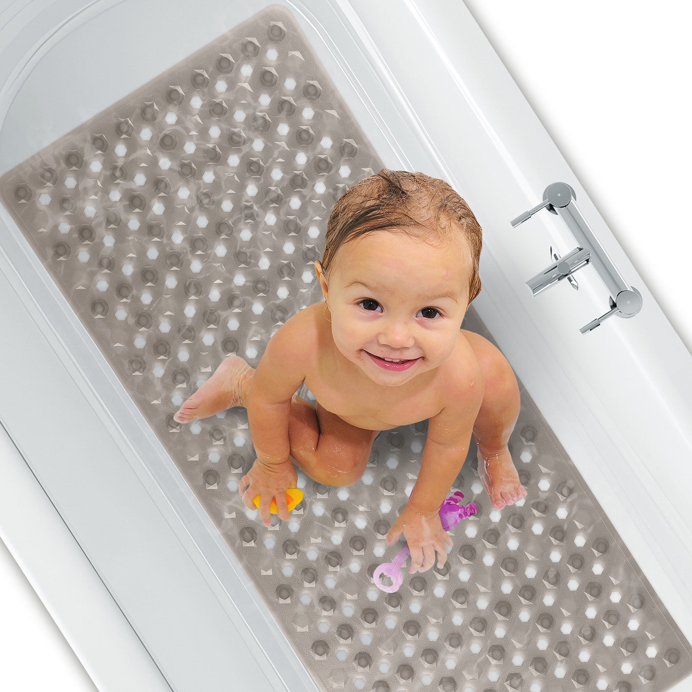 Kind sitzt sicher auf der Badewannenmatte 88 x 40 cm – Hellgrau mit rutschfester Oberfläche und Saugnäpfen in der Wanne.