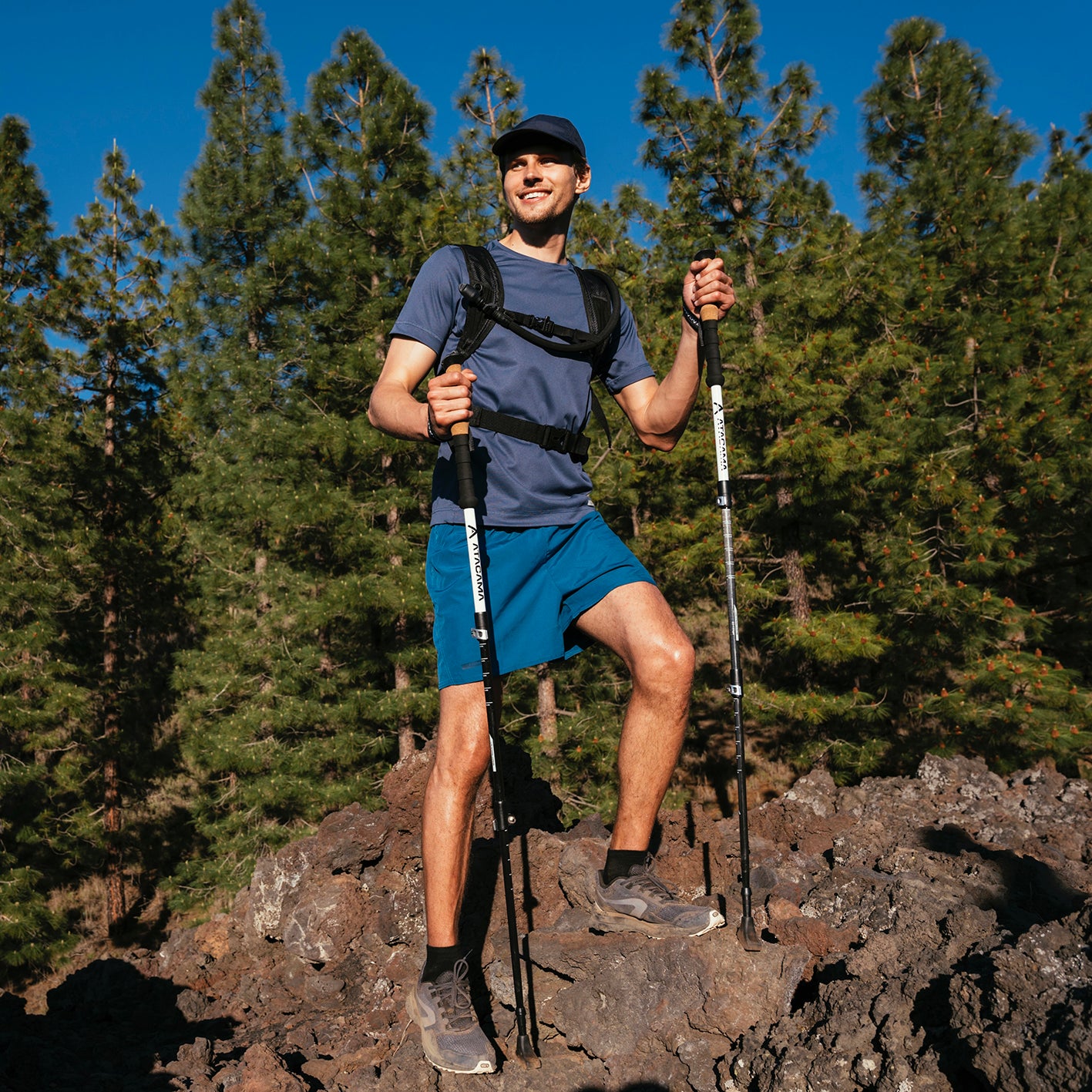Mann beim Wandern mit Teleskop Wanderstöcke - Carbon - 110 cm / 135 cm, verstellbar und ultraleicht im bergigen Gelände