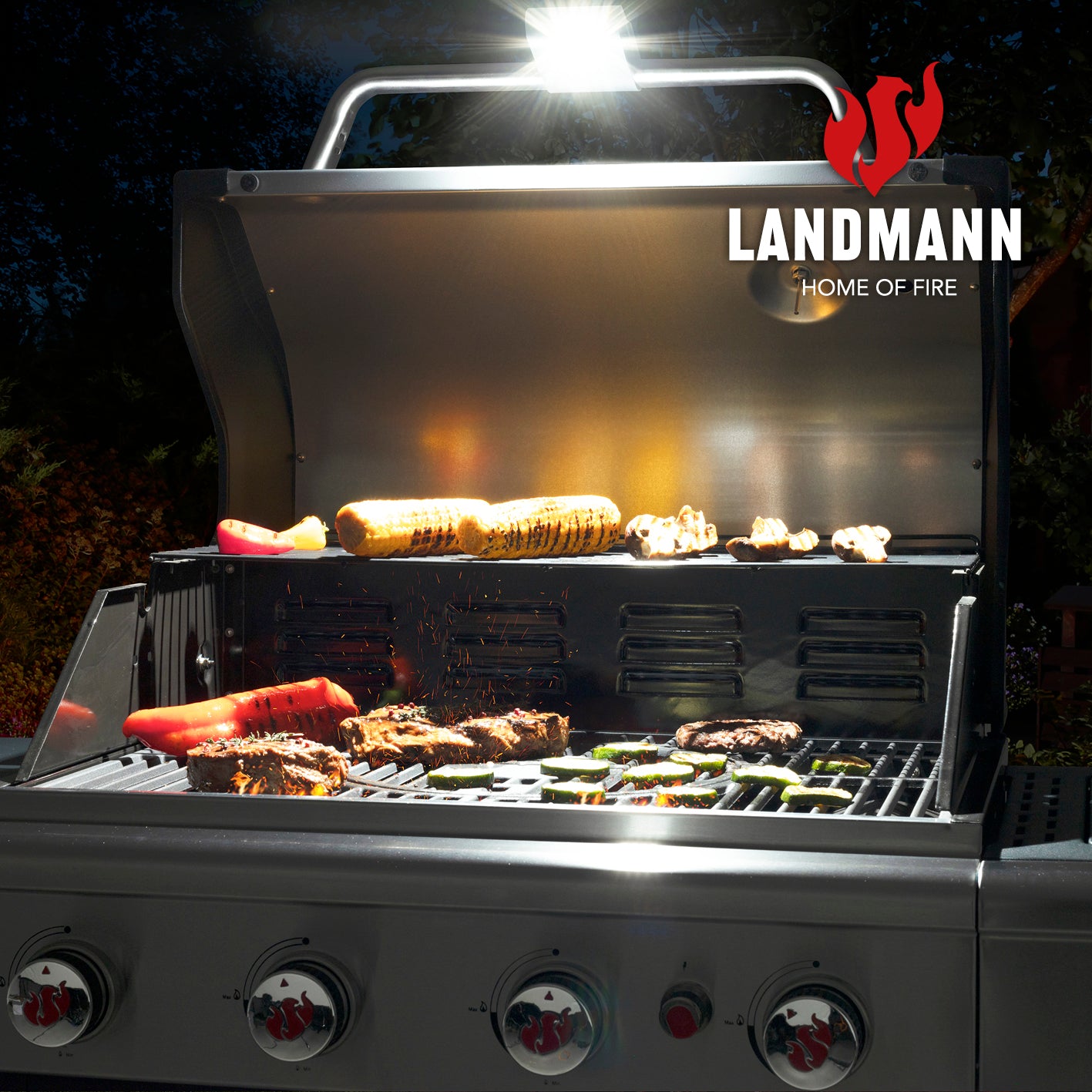 LED-Grilllampe beleuchtet Grillfläche optimal, magnetisch am Deckelgriff befestigt, Akku für bis zu 5 Std., flexibel positionierbar.