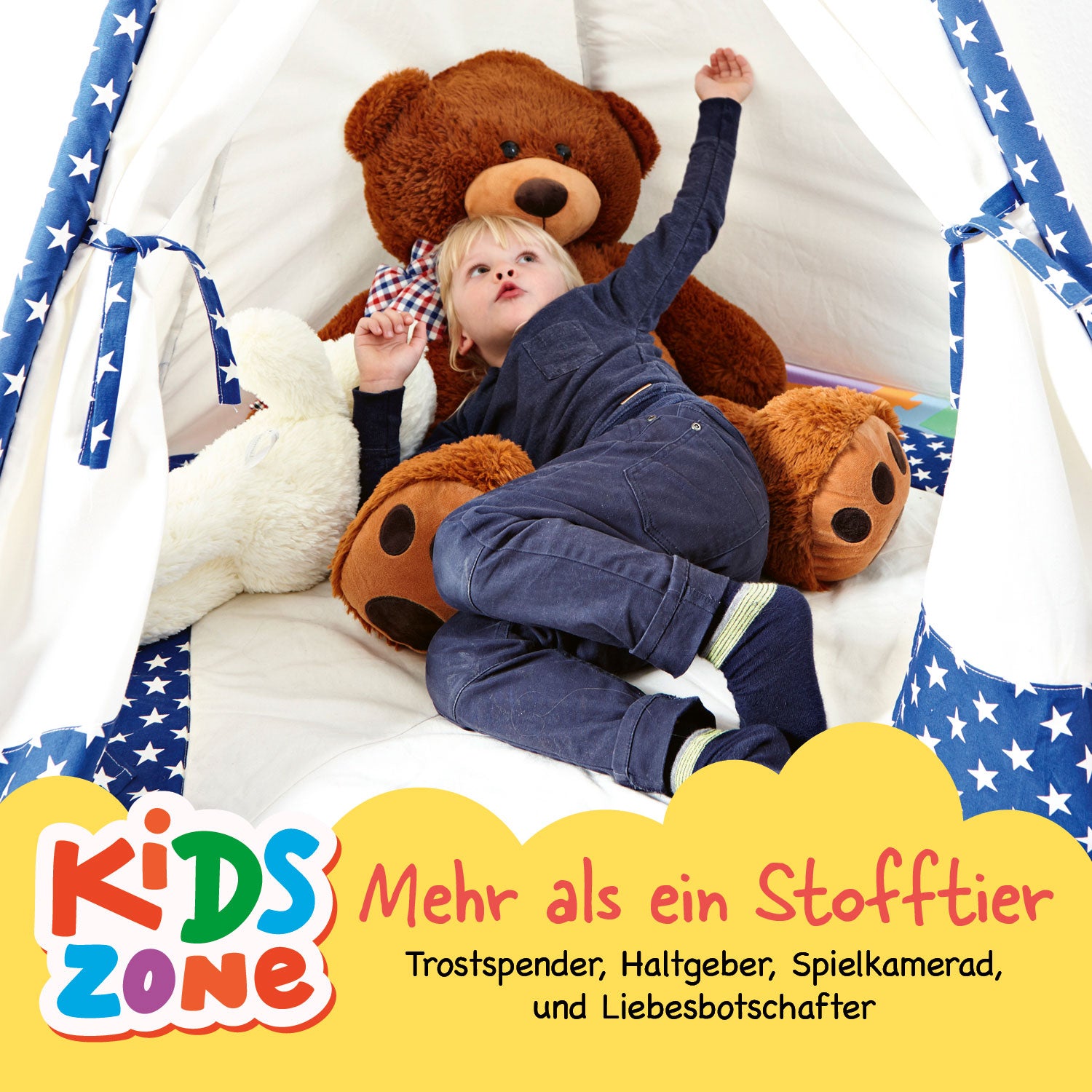 Kind liegt spielend auf dem XXL-Teddy mit Knopfaugen 120 cm Braun in einem Sternenzelt kuschelnd und glücklich