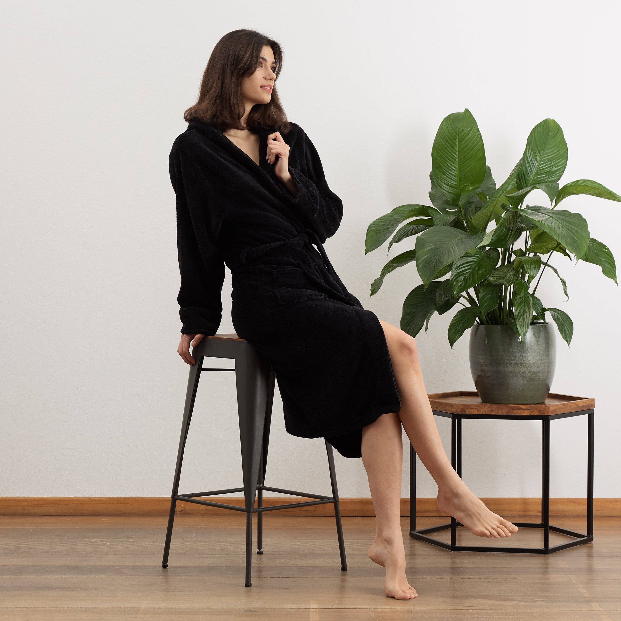 Luxury Mikrofaser Bademantel mit Kapuze für Damen und Herren in Schwarz, Größe M, weich, flauschig und bequem.